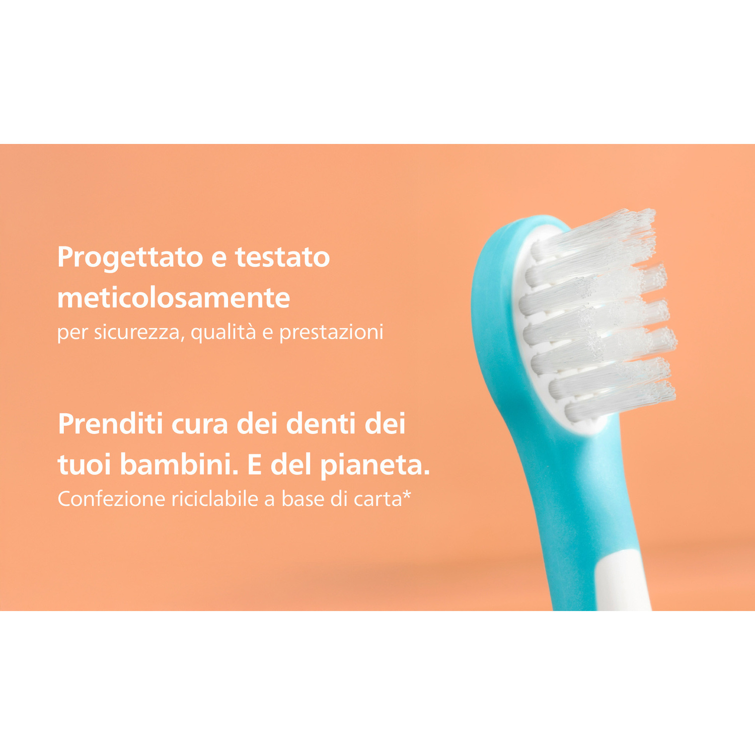 Testina di spazzolino blu e bianca su sfondo arancione.
