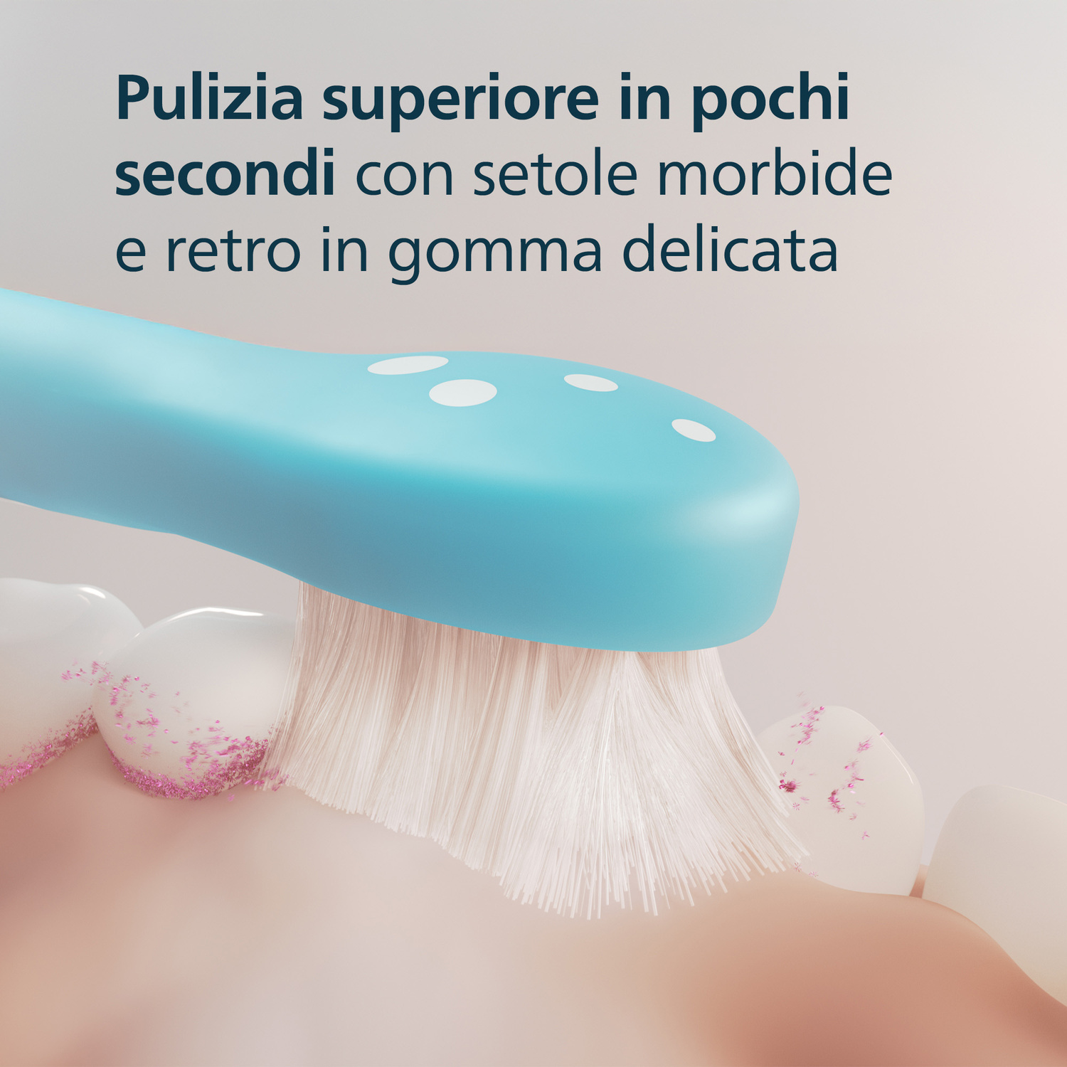 Uno spazzolino azzurro con setole morbide pulisce delicatamente i denti con residui rosa.