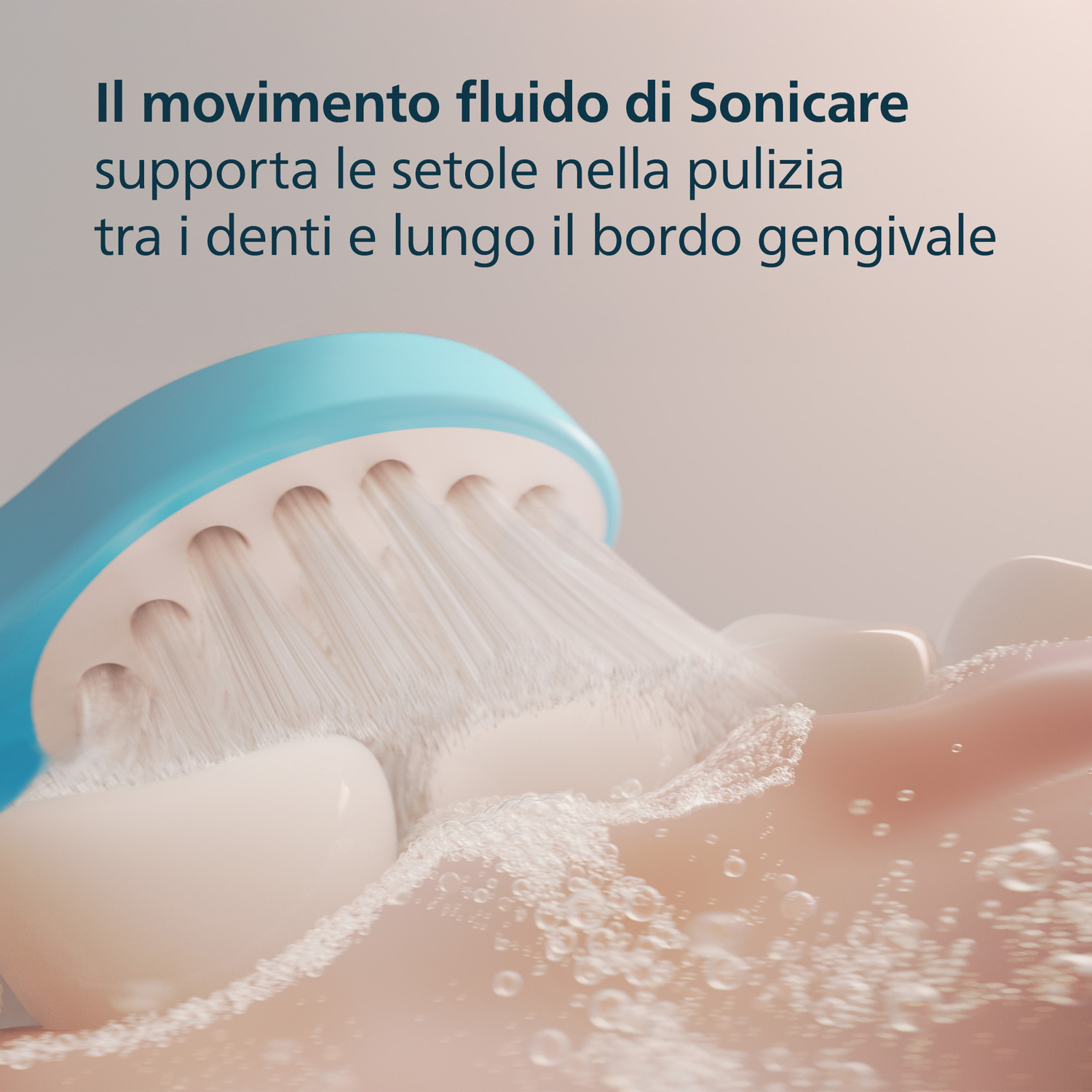 Uno spazzolino pulisce denti e gengive con liquido schiumoso.