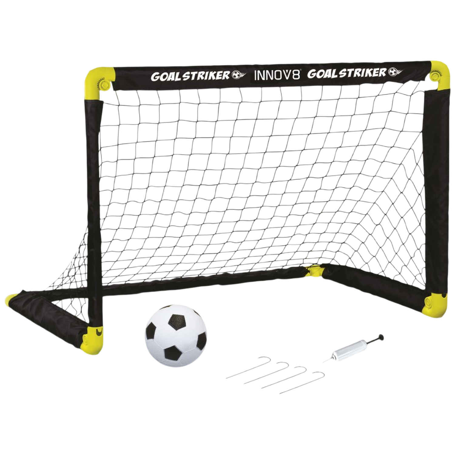 Voetbaldoel met bal, pomp en haringen op zwarte achtergrond.