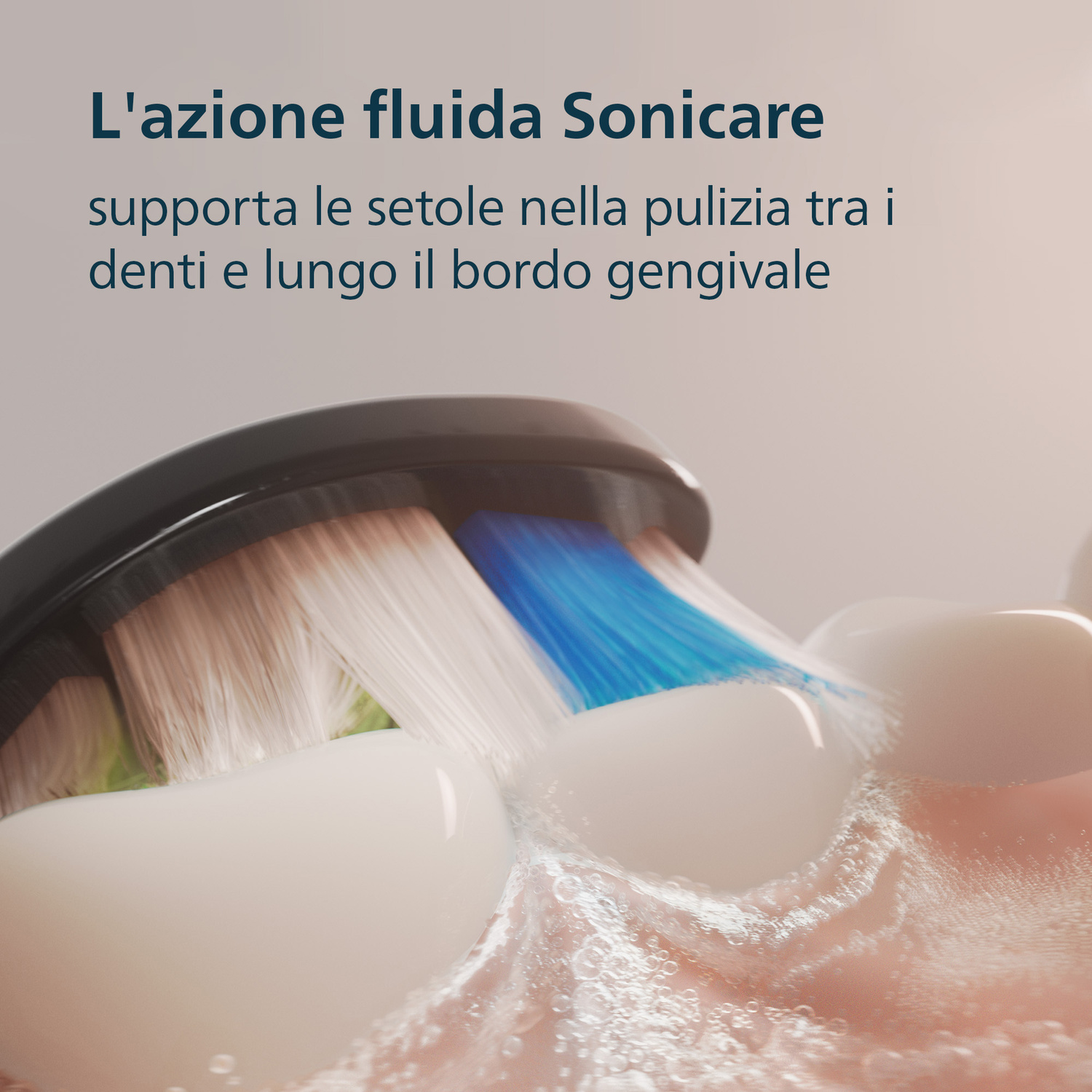 Spazzolino sonico pulisce denti e gengive con schiuma. Primo piano.