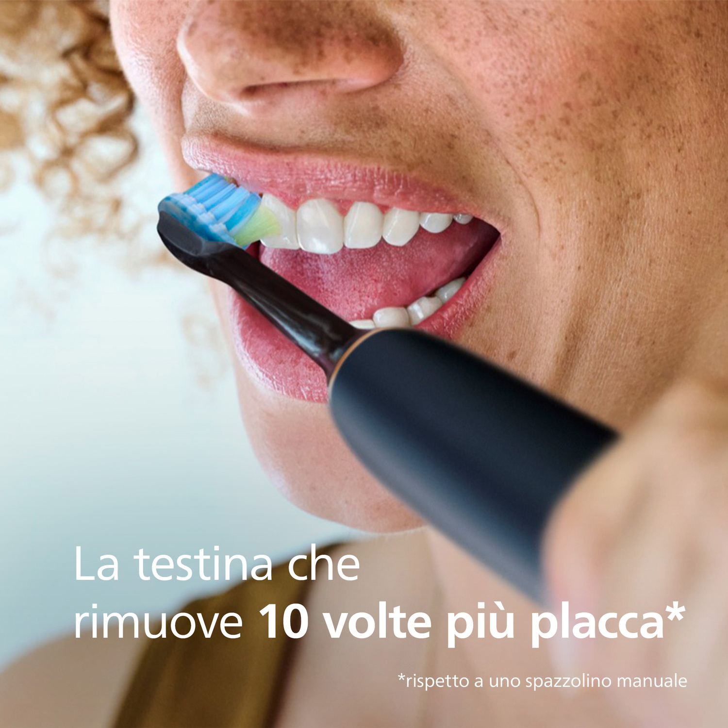 Spazzolino elettrico pulisce i denti, primo piano della bocca con setole.
