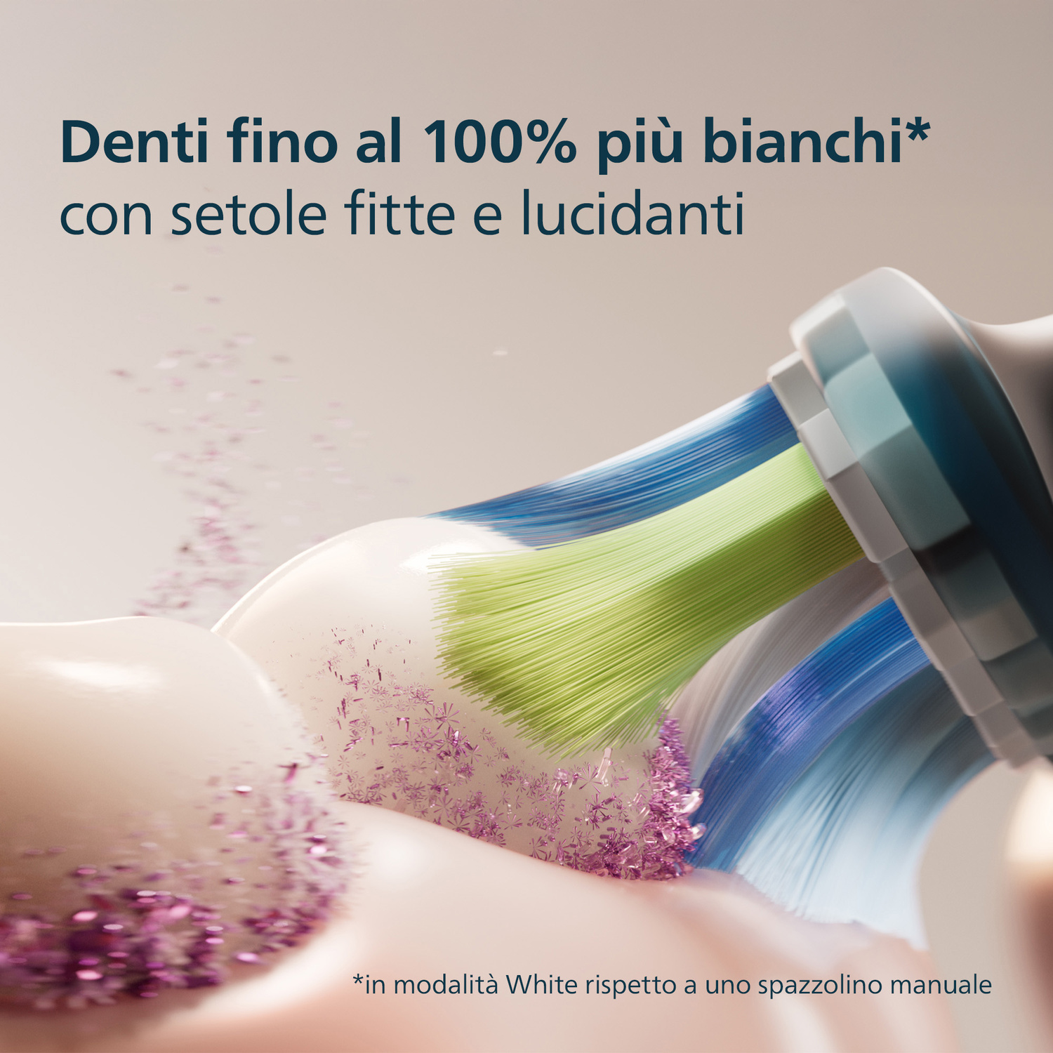 Setole bianche su denti con glitter viola e dentifricio.