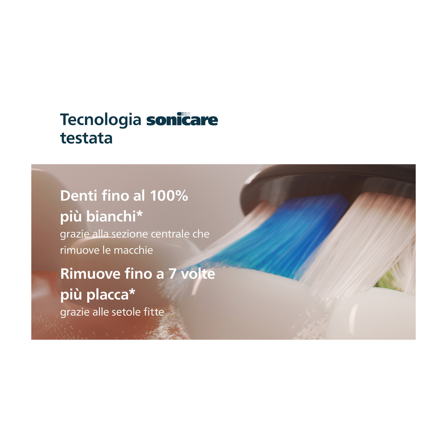 Primo piano di spazzolino elettrico con setole blu e bianche che creano schiuma.