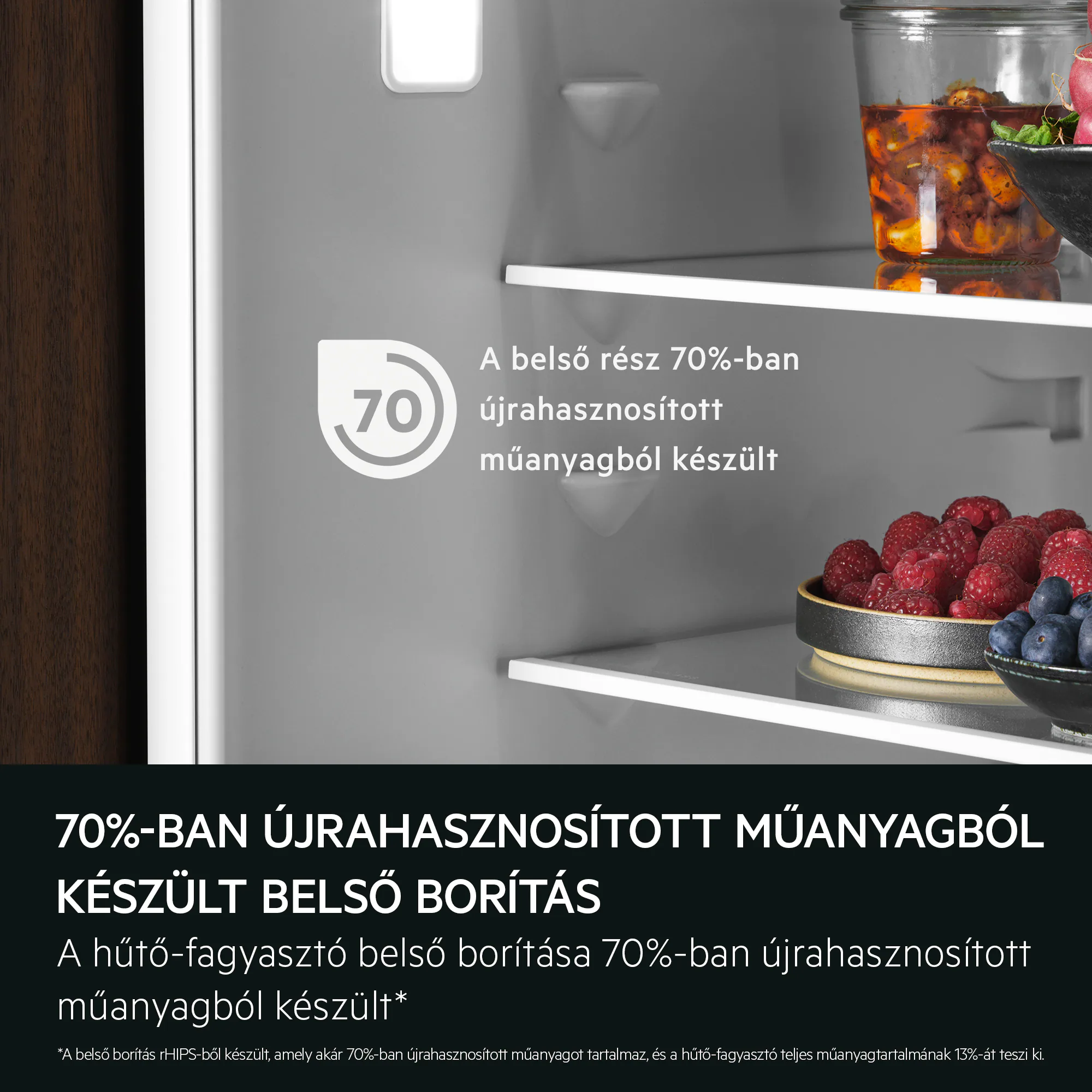Hűtő belseje bogyós gyümölcsökkel, savanyított zöldségekkel. 70% újrahasznosított.
