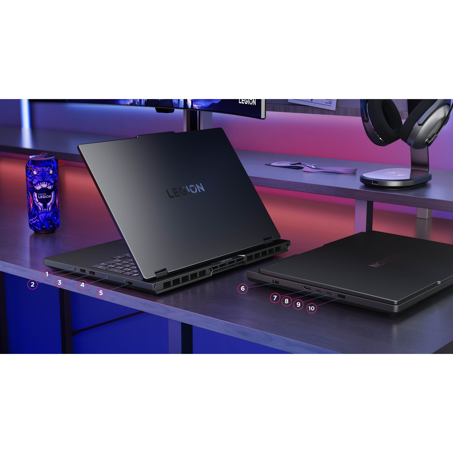 Due laptop, una lattina e cuffie su una scrivania con illuminazione blu e viola.