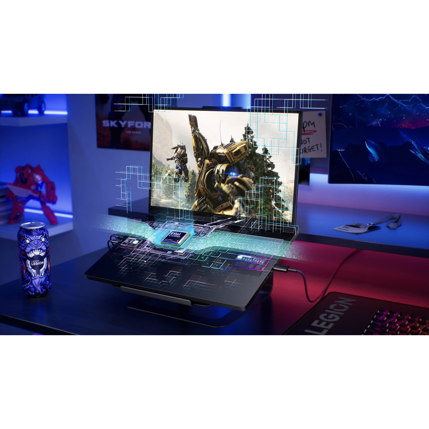 Un laptop mostra un gioco con un mech. Una lattina e una tastiera sono vicine.