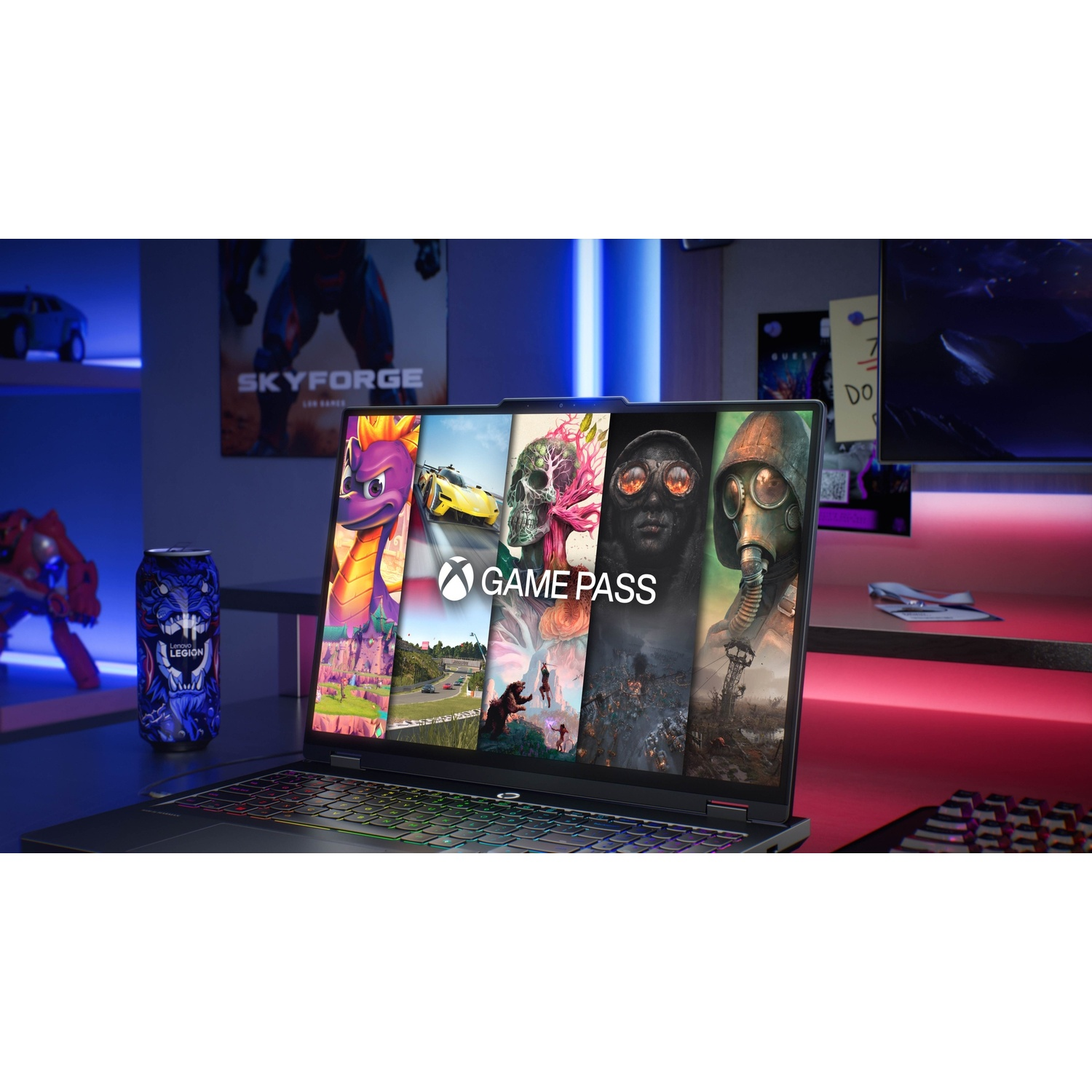 Un laptop con luci colorate mostra copertine di giochi. Accanto una lattina di bevanda.