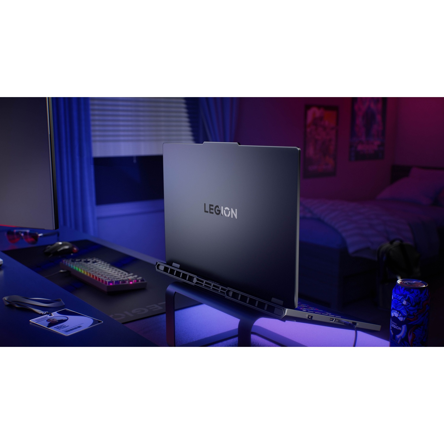 Un laptop chiuso con logo "Legion" su una scrivania con tastiera e mouse.