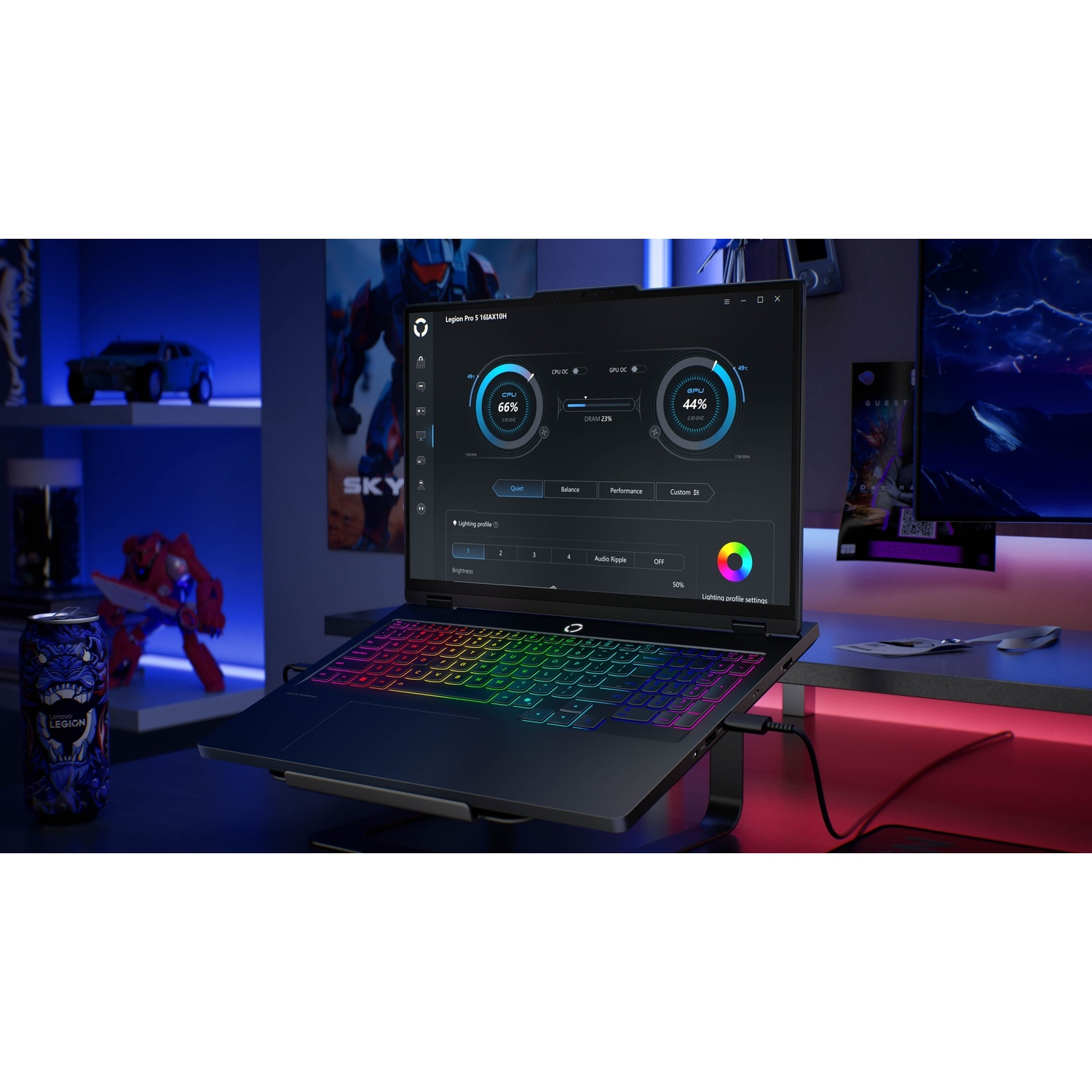 Un laptop da gaming scuro con tastiera colorata e metriche di prestazione sullo schermo.