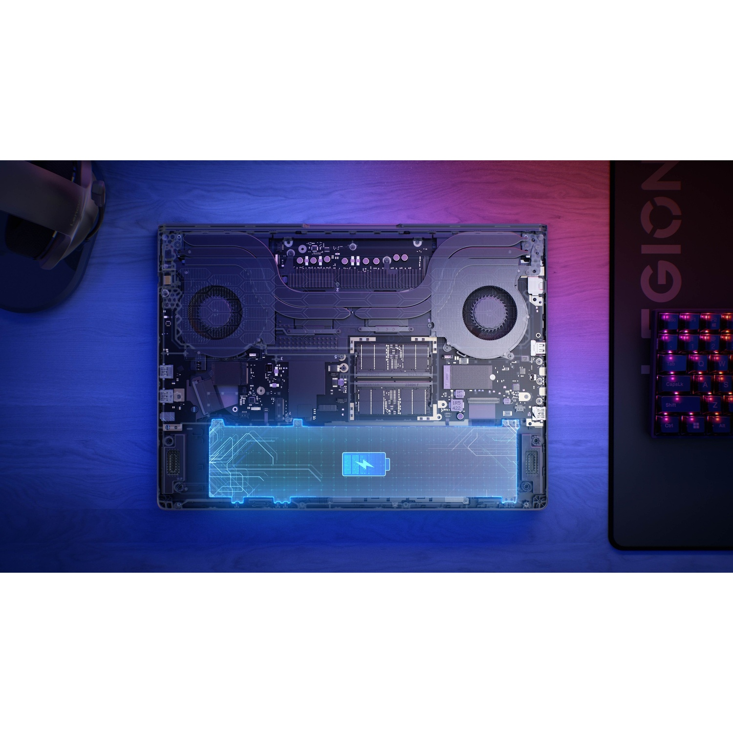 Interni del laptop con indicatore batteria illuminato e ventole.