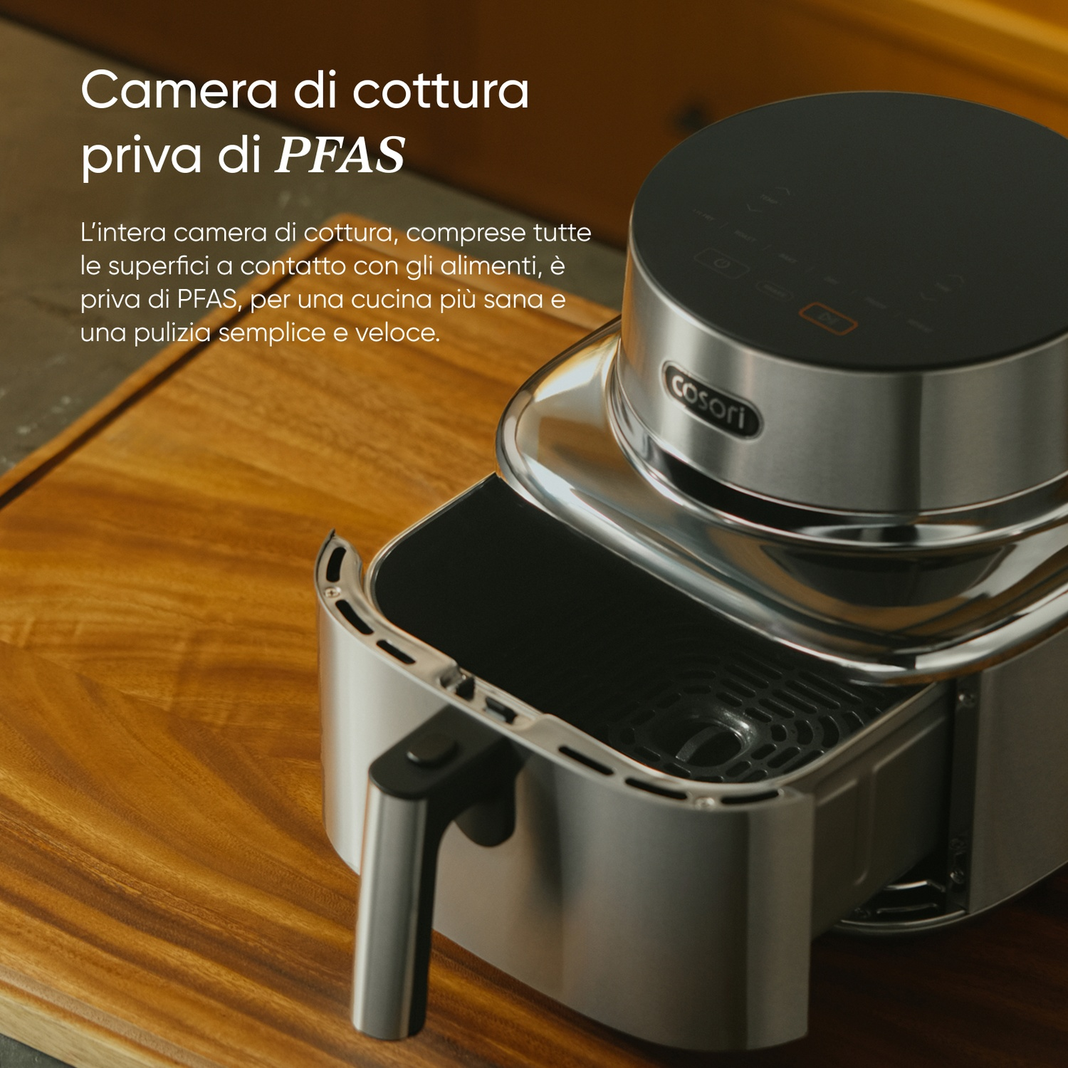 Una friggitrice ad aria argentata con pannello di controllo nero su superficie in legno.