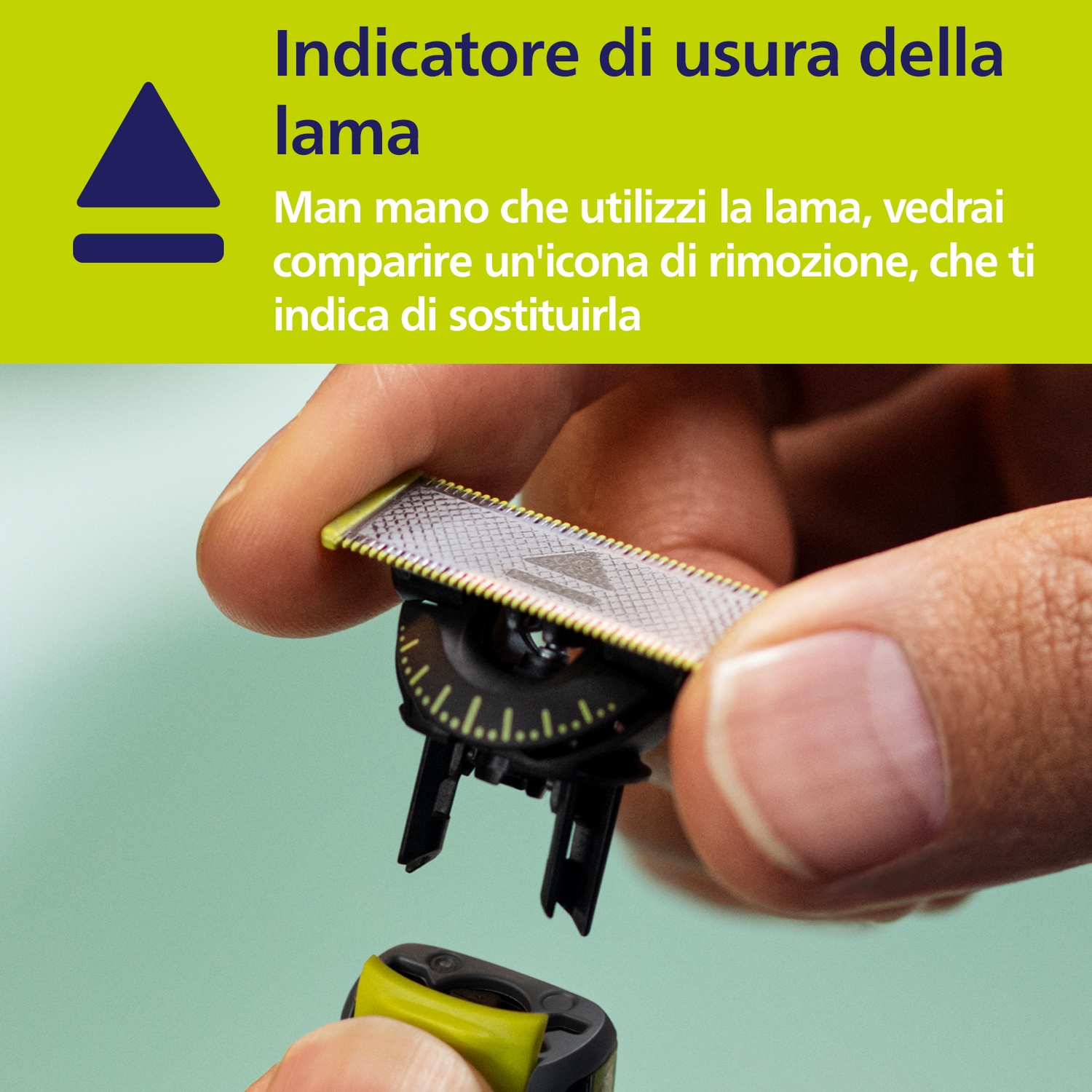 Persona che tiene una testina di ricambio con indicatore usura.