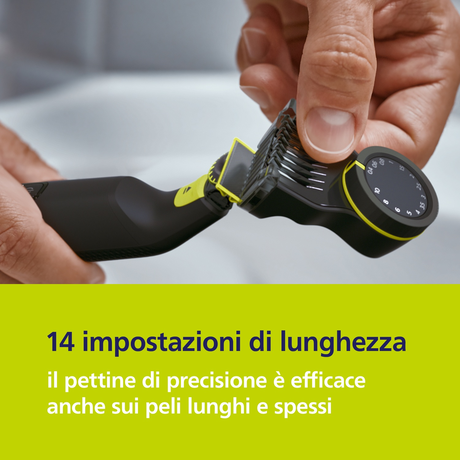 Un uomo regola un accessorio regolabarba con impostazioni di lunghezza.