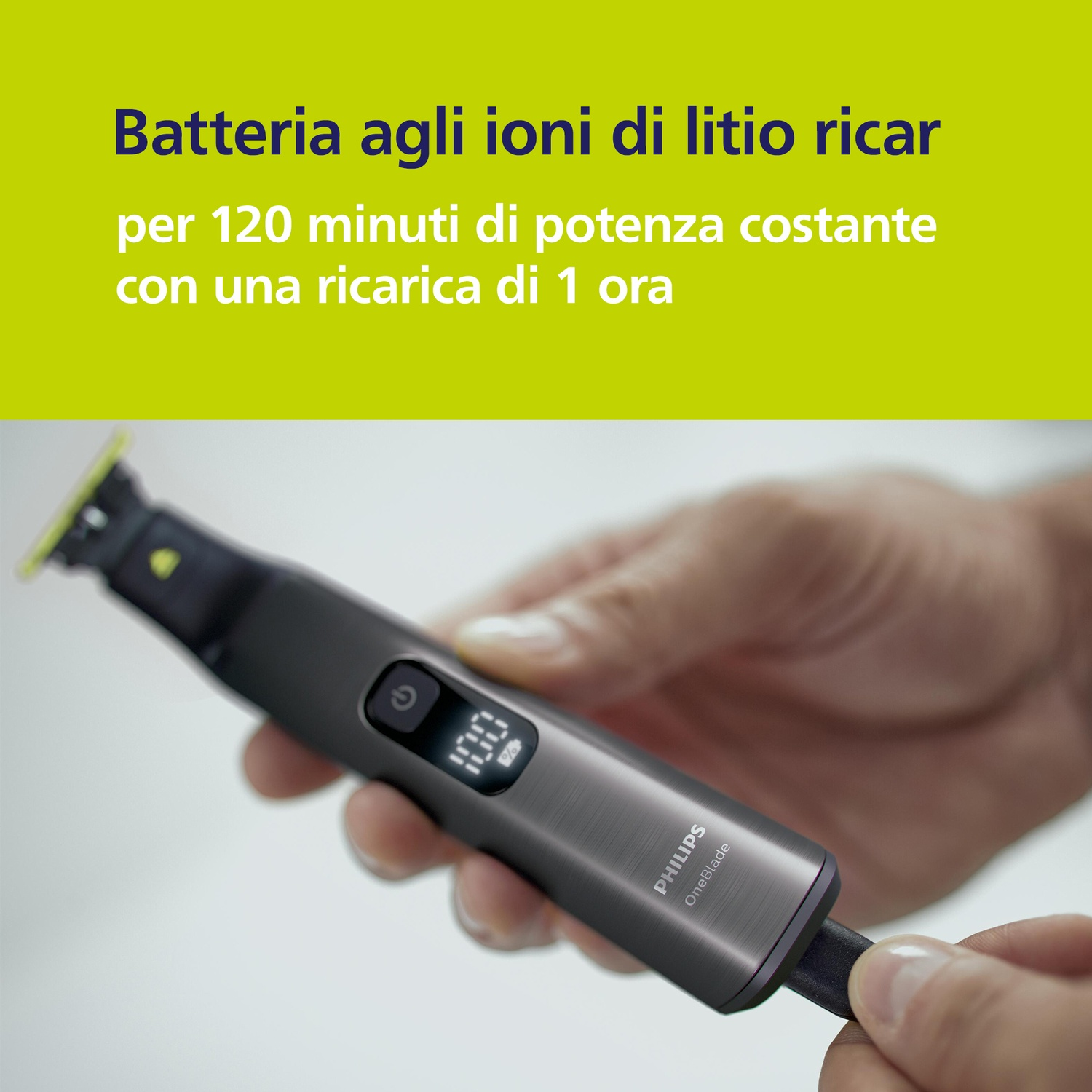 Un uomo tiene un rifinitore Philips OneBlade scuro con 100% di carica.