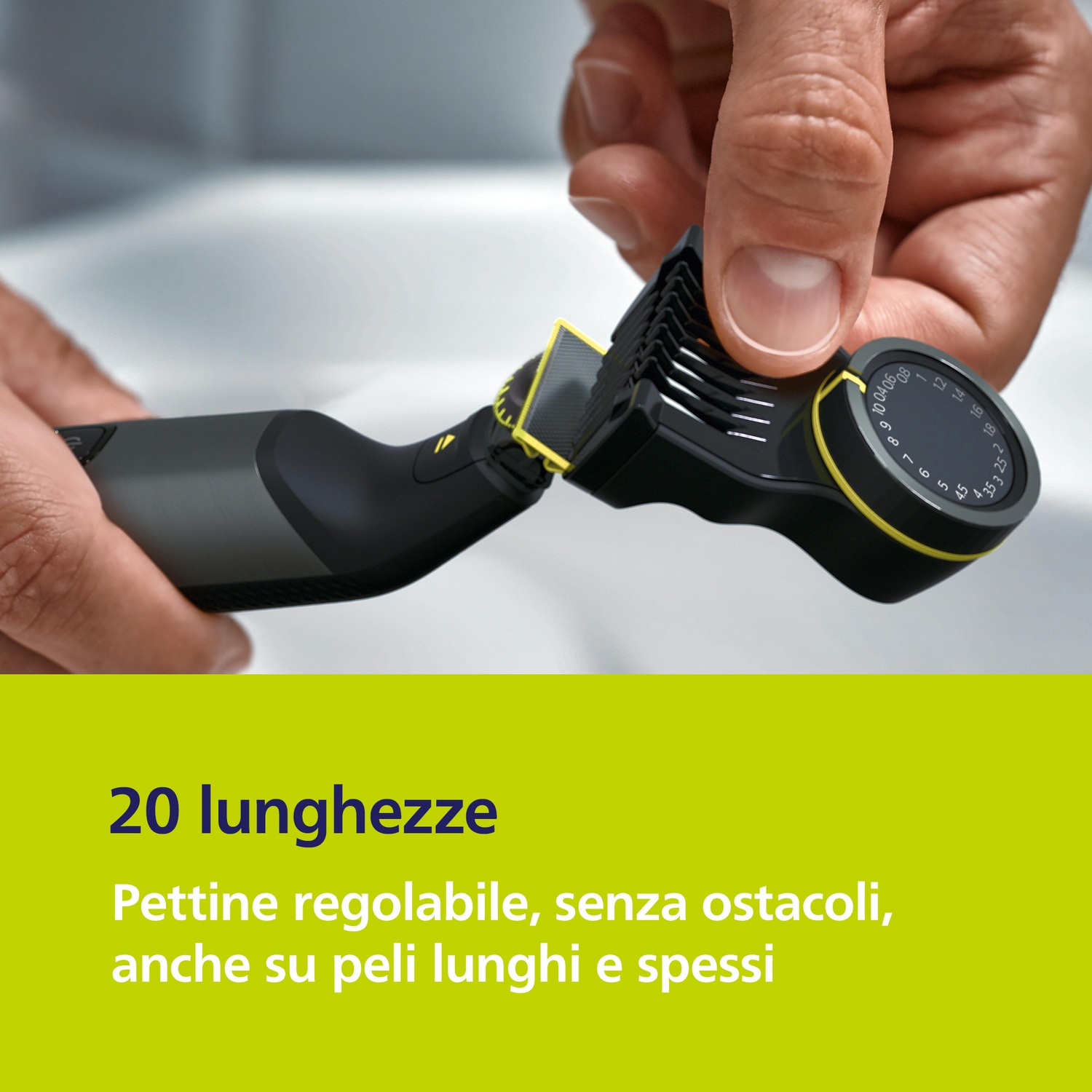 Una mano regola un rifinitore nero con accenti gialli. Le lunghezze sono visibili sul quadrante.