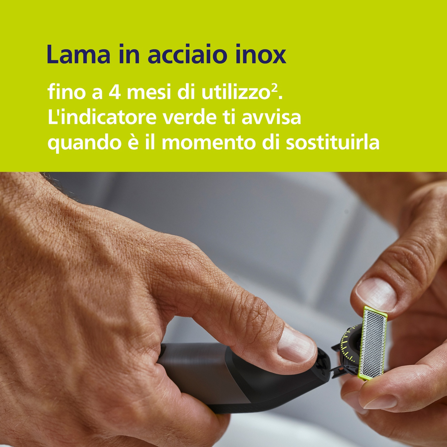 Mani cambiano una lama del rifinitore. Lama in acciaio inox per 4 mesi.