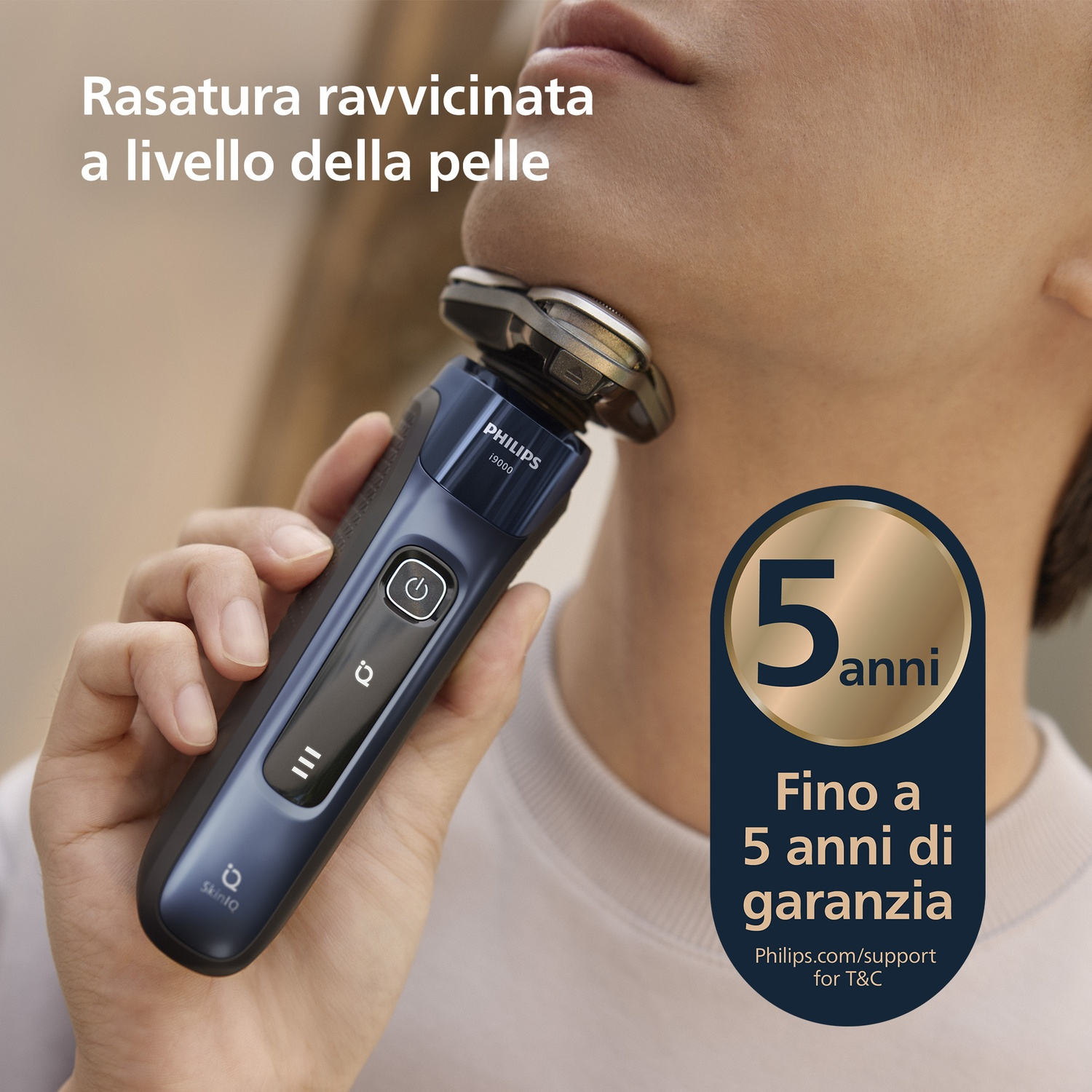 Un uomo si rade con un rasoio Philips blu. Garanzia 5 anni.