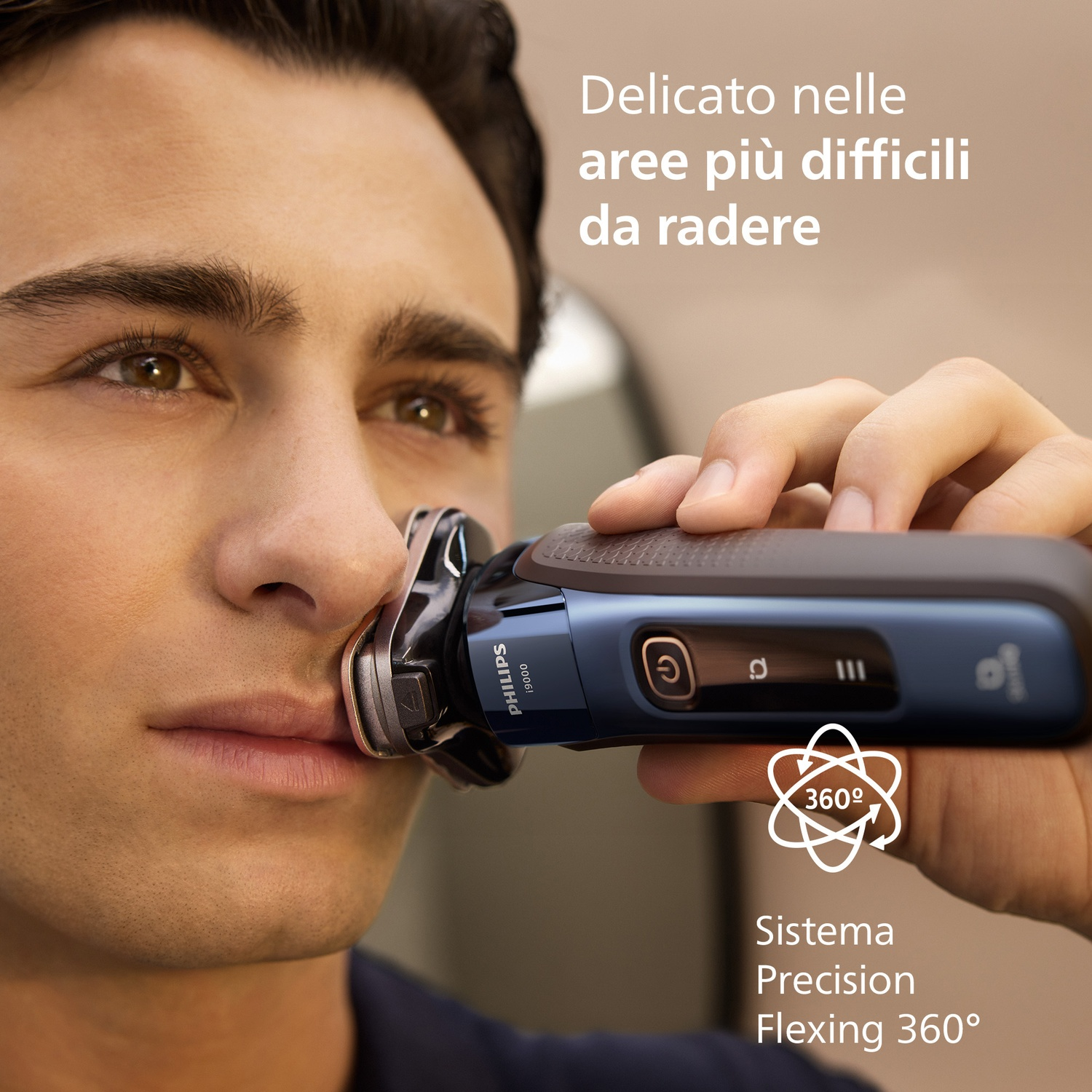 Uomo si rade con rasoio elettrico Philips, sistema flessibile 360°.