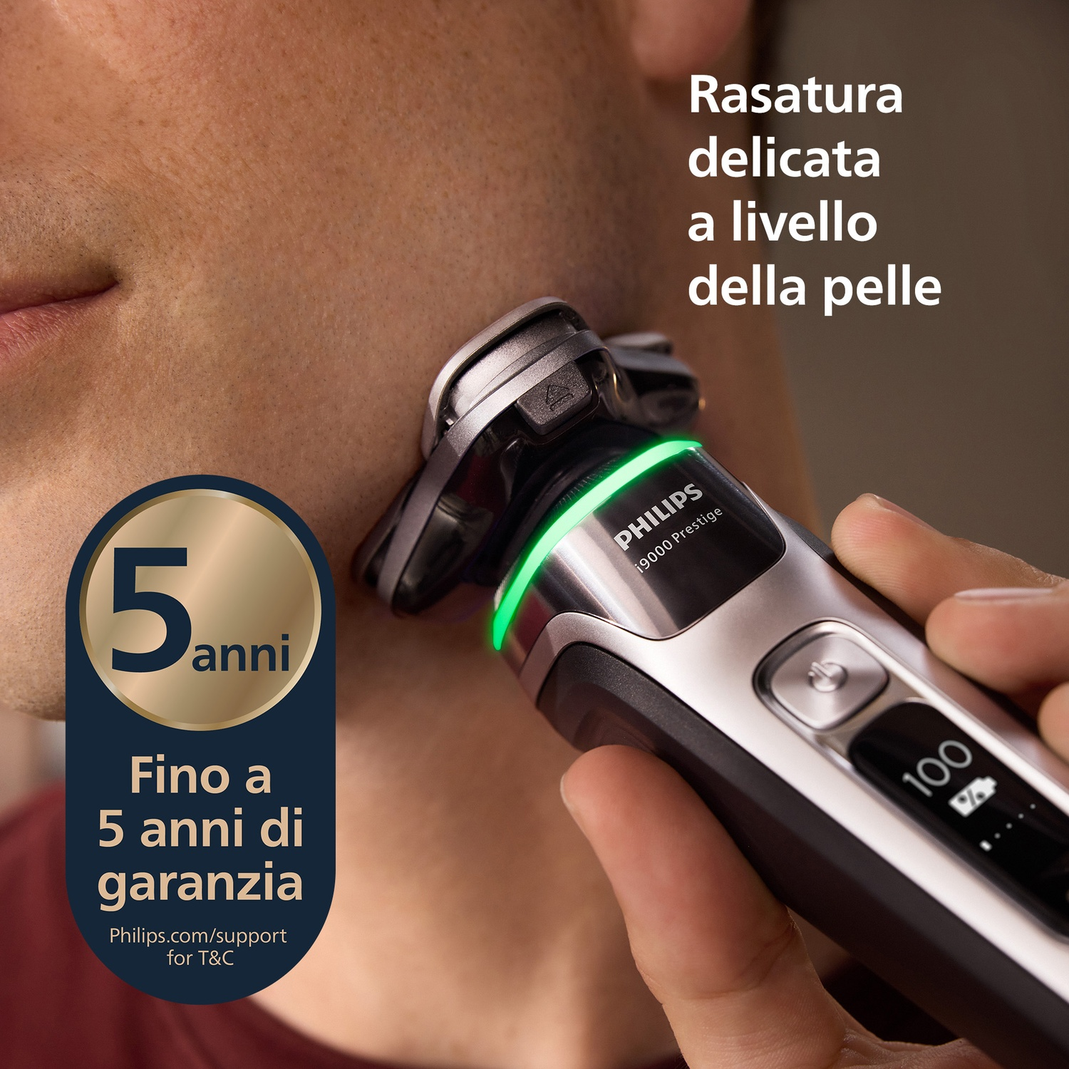 Un uomo si rade con un rasoio Philips, pubblicizzato con 5 anni di garanzia.