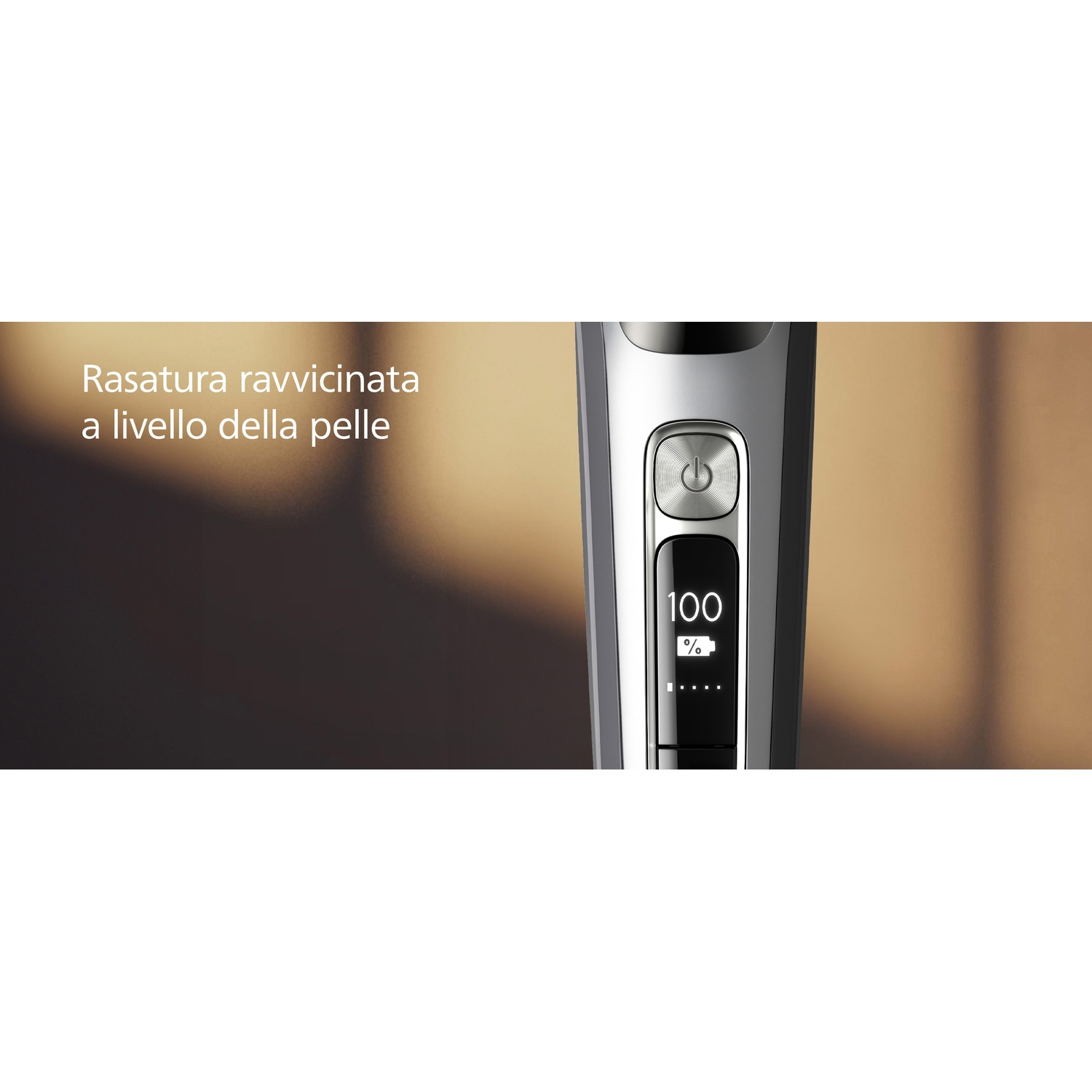 Primo piano di un rasoio con indicatore batteria al 100% e pulsante di accensione.