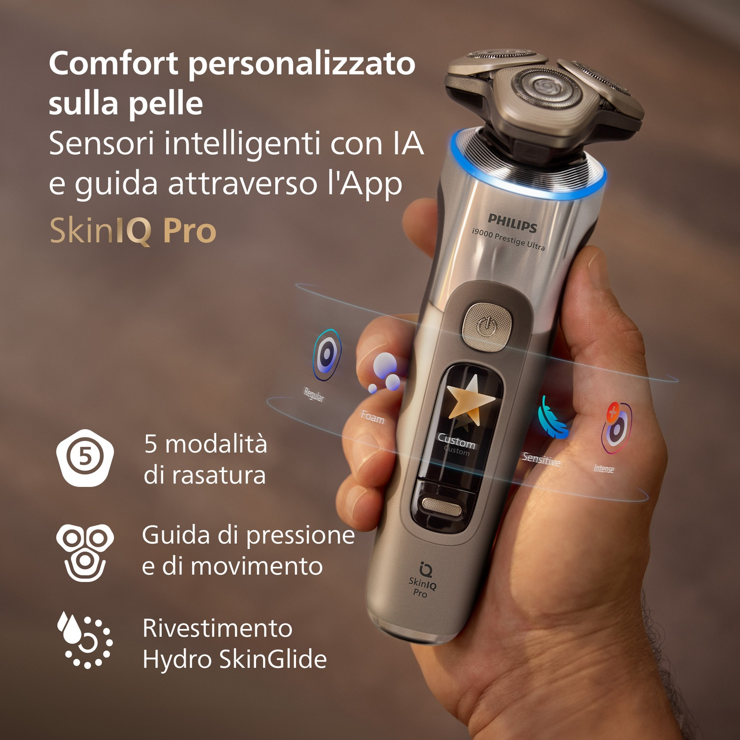 Un uomo tiene un rasoio Philips con tecnologia SkinIQ Pro.