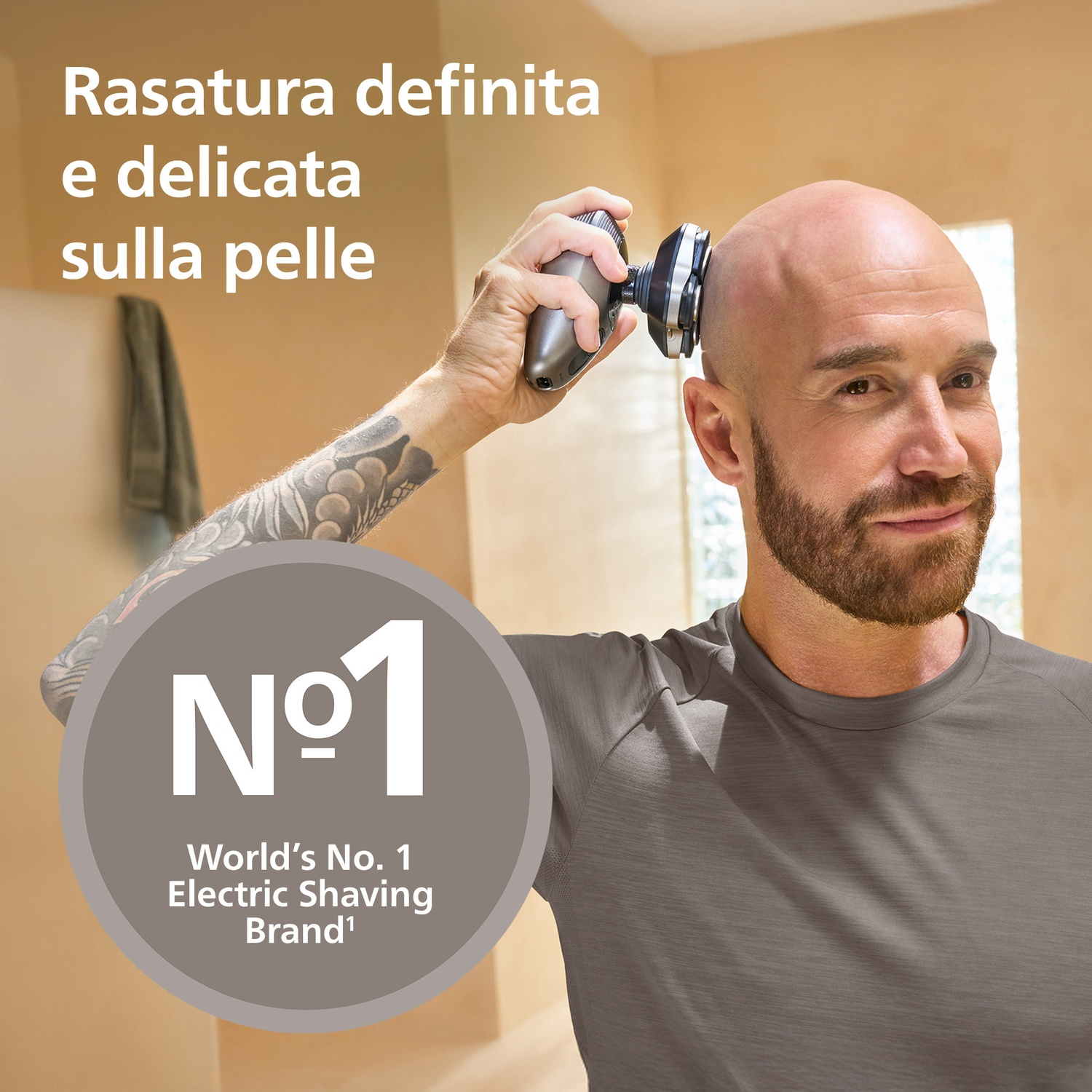 Un uomo si rade la testa con un rasoio elettrico. Un cerchio dice "N. 1 al mondo".