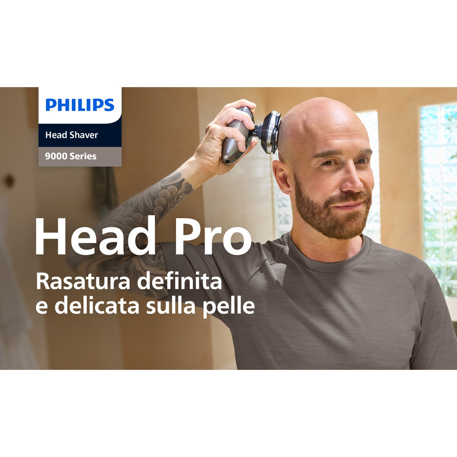 Uomo calvo si rade la testa con un rasoio Philips.