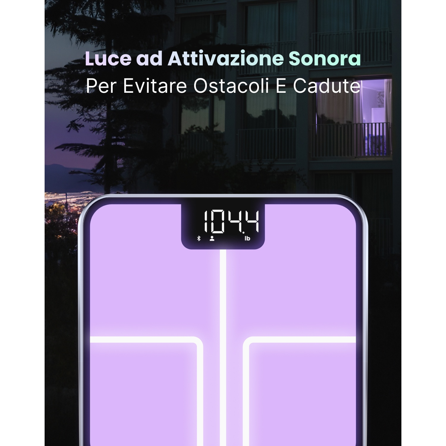 Una bilancia illuminata mostra 104,4 libbre davanti a un edificio di notte.