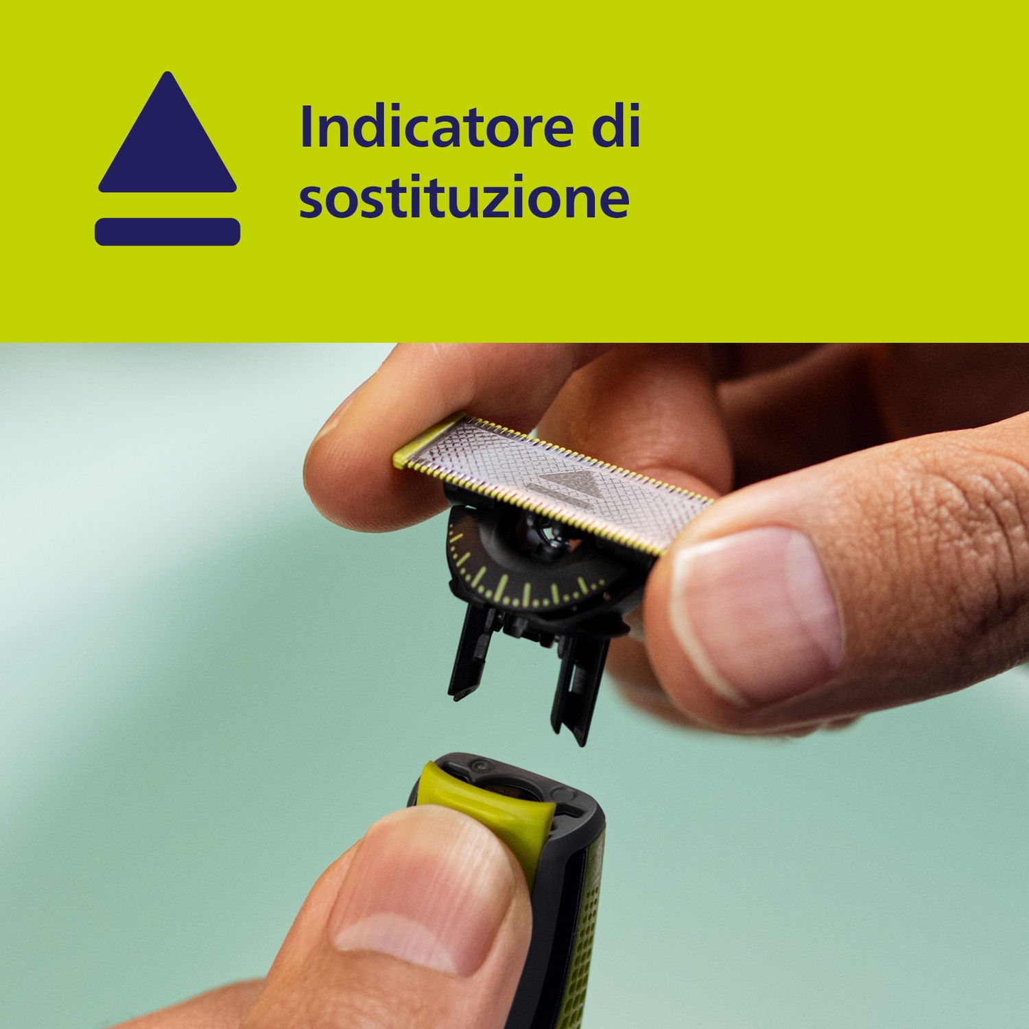 Persona che sostituisce la testina del rifinitore. Icona triangolo giallo indica sostituzione.