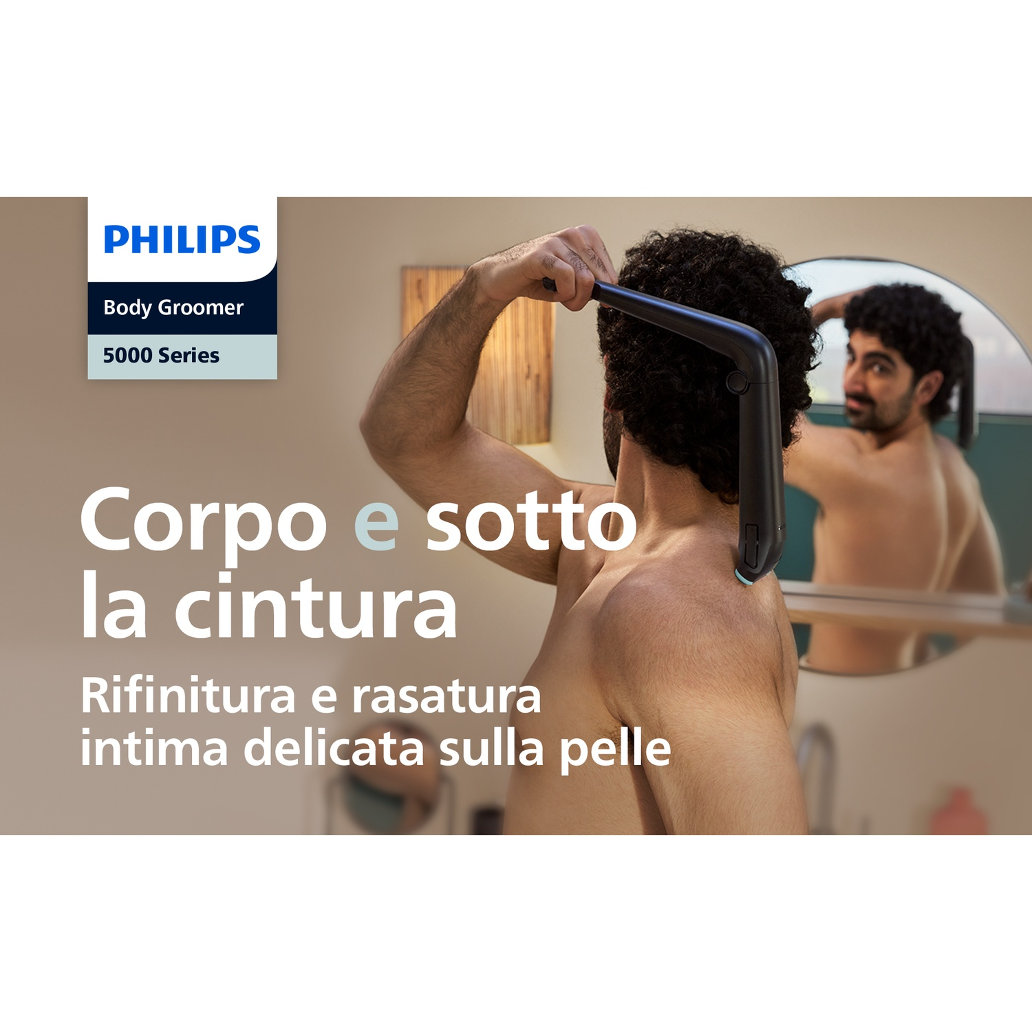 Uomo usa Philips Body Groomer 5000 Series in bagno, riflesso visibile.