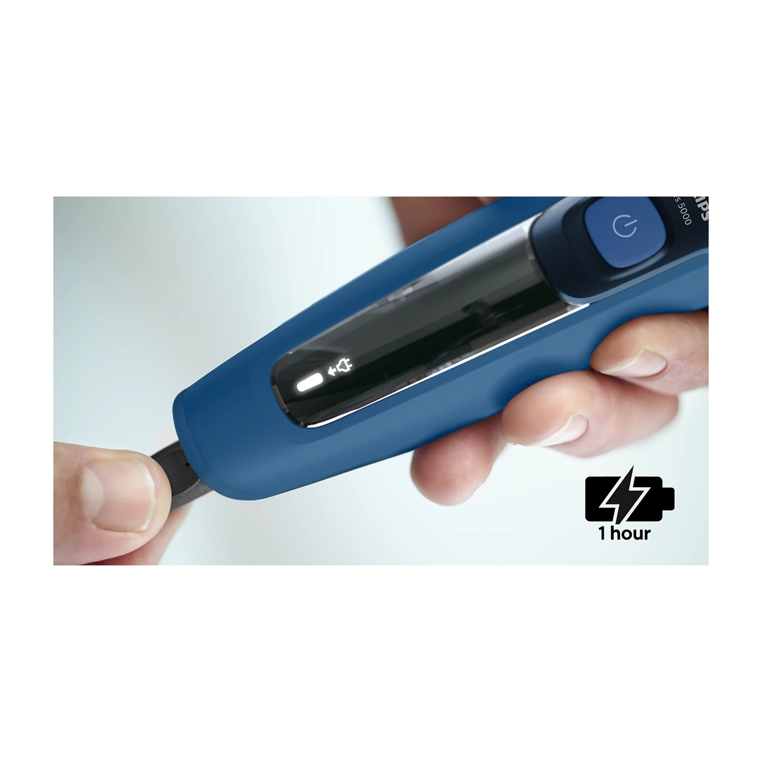 Un uomo inserisce un caricatore in un rifinitore blu. Icona batteria indica 1 ora.