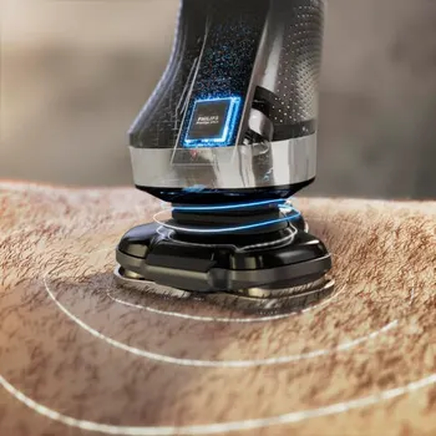 Un rasoio elettrico sulla pelle con anelli blu luminosi.