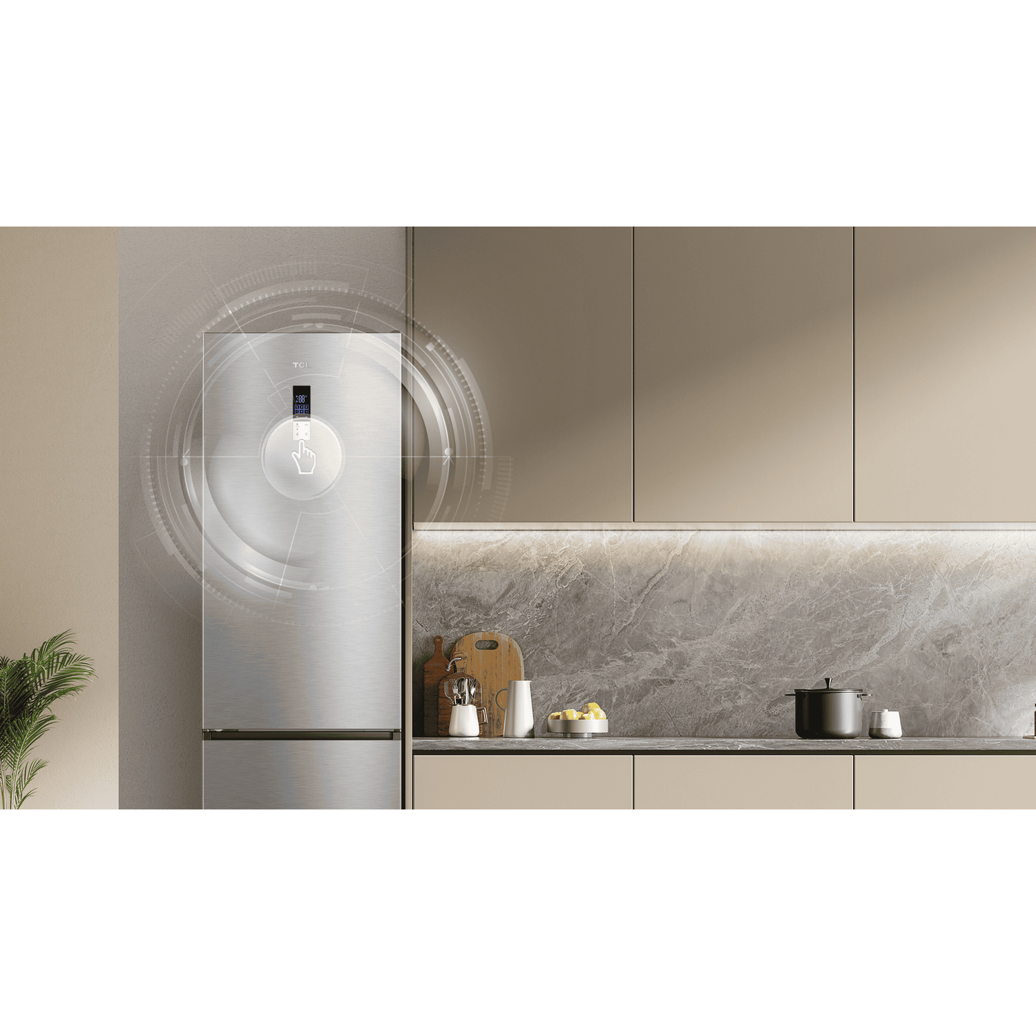 Frigorifero con touchscreen in cucina moderna accanto agli armadietti.