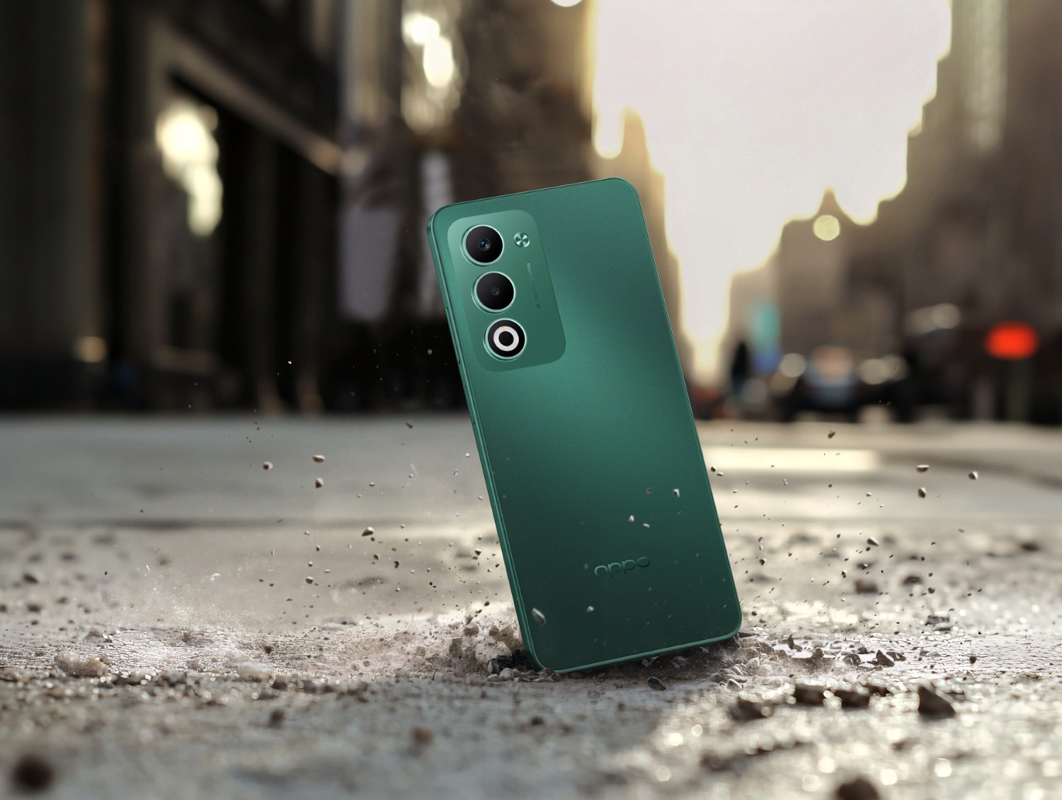 Zielony smartfon spada na miejski chodnik.