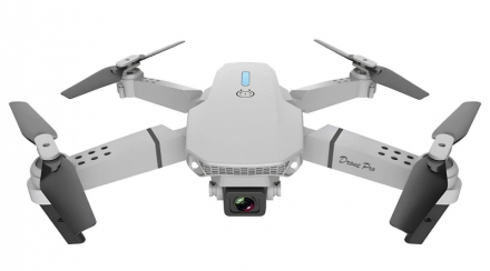 Biały, składany dron quadkopter ze śmigłami, kamerą i światłem LED.