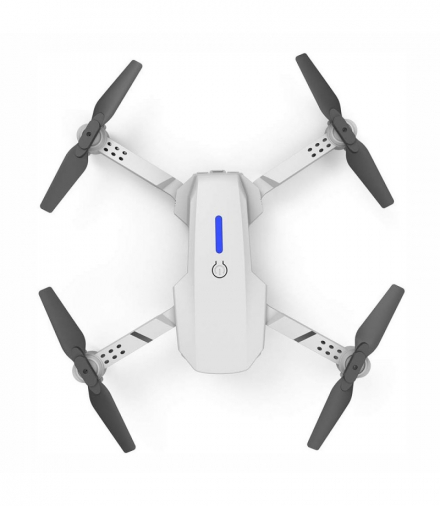 Biały dron quadrocopter z szarymi śmigłami, widok z góry.