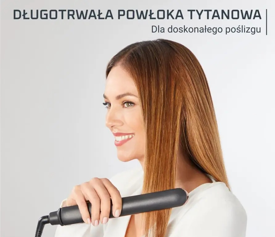 Kobieta z prostymi włosami używa czarnej prostownicy.