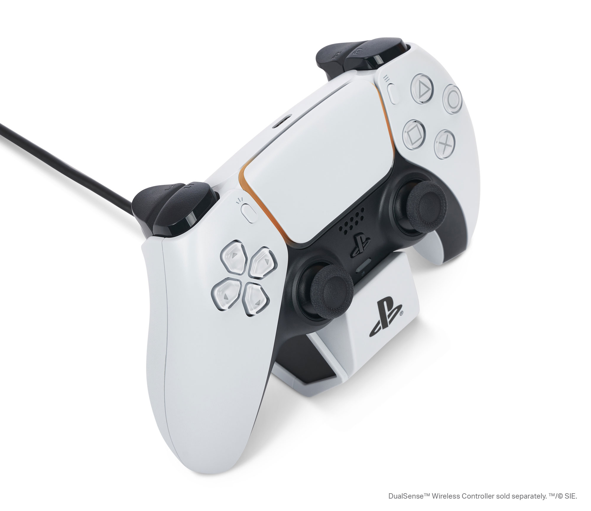 Siyah kablolu beyaz bir PlayStation 5 kontrolcüsü şarj istasyonunda duruyor.
