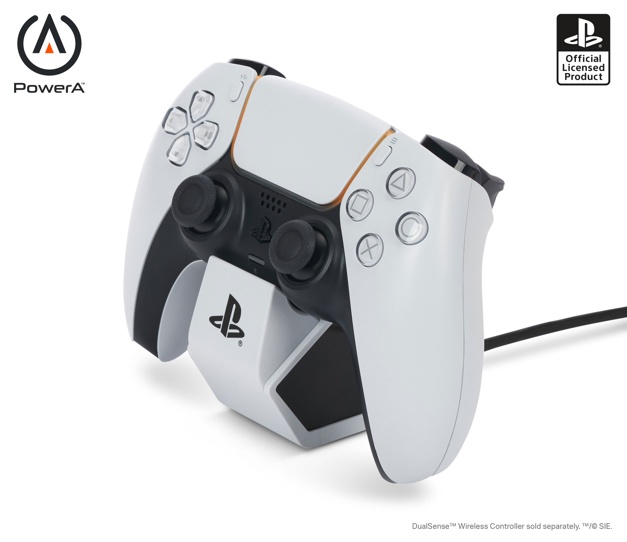 Beyaz bir PS5 kontrolcüsü, PowerA logolu şarj istasyonunda duruyor.