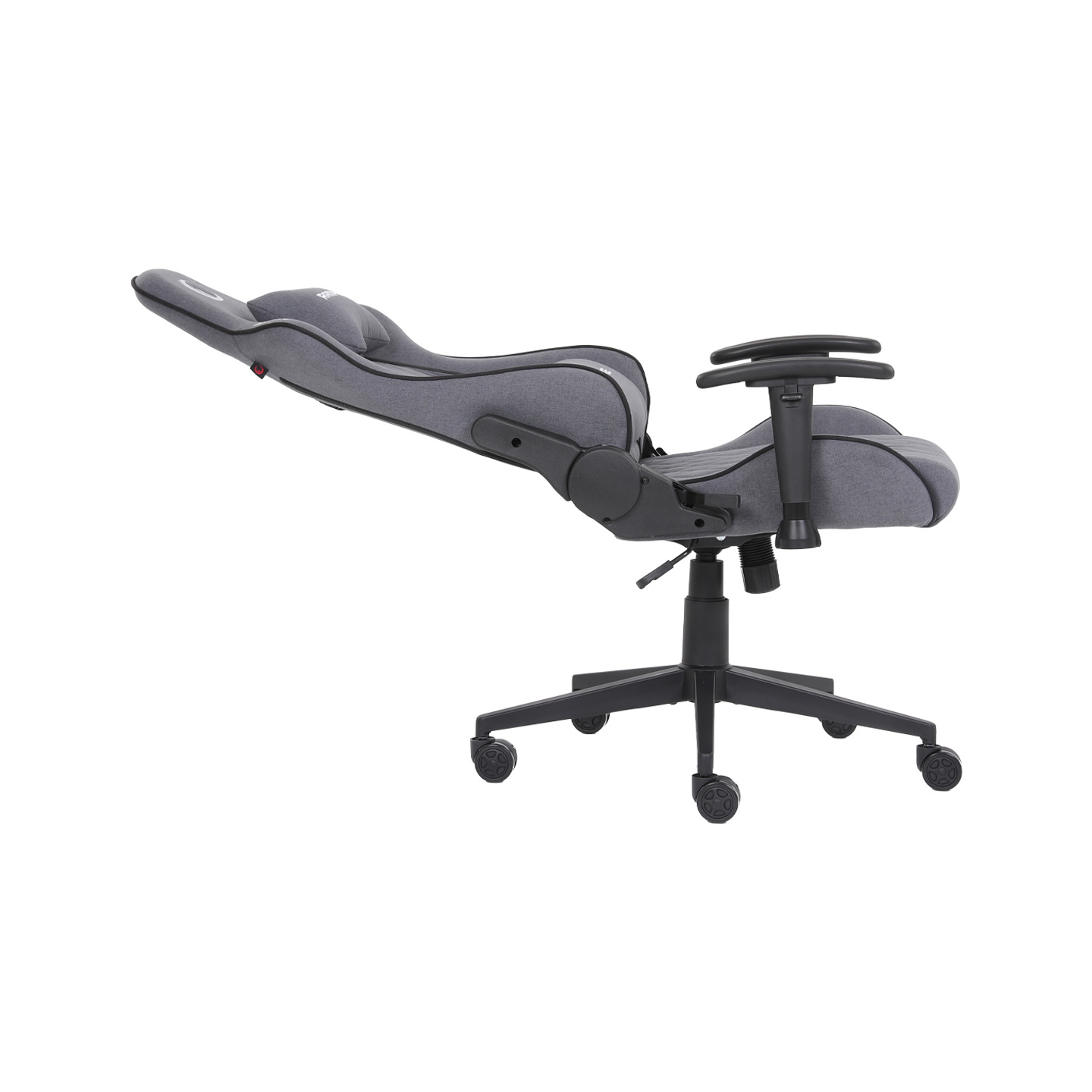 Ayarlanabilir kolçaklı ve tekerlekli gri ofis koltuğu, beyaz arka plan üzerinde.