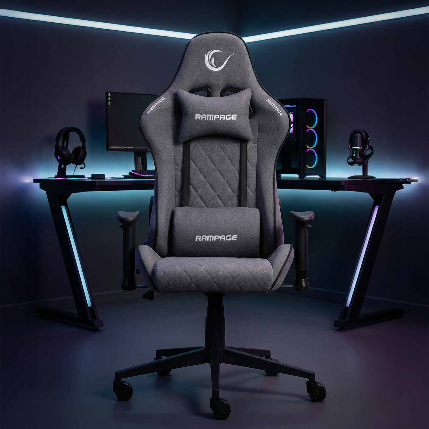 Neon aydınlatmalı bir odada ortalanmış gri bir oyuncu koltuğu.