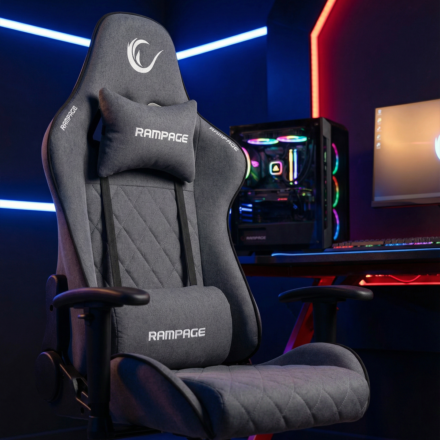 RGB aydınlatmalı bilgisayarın yanında 'Rampage' logolu gri oyuncu koltuğu.