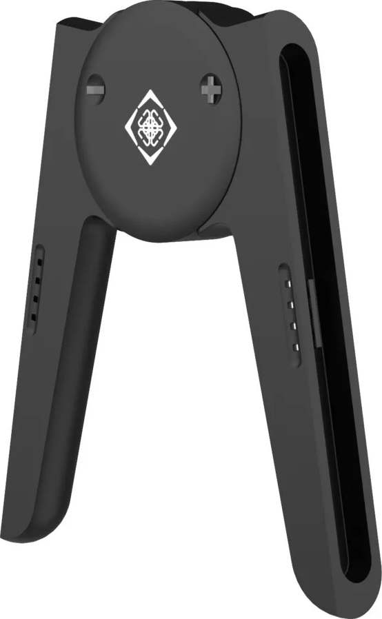 Poignée noire avec logo blanc et quatre petites rangées de trous sur chaque manche.