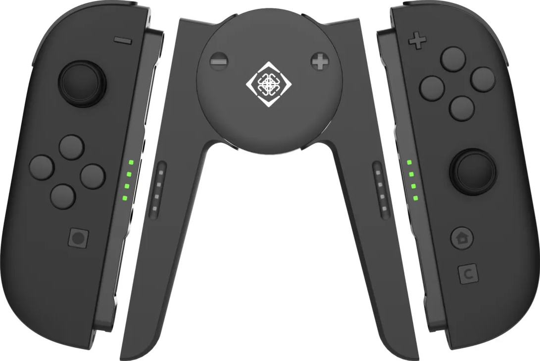 Manettes de jeu noires avec voyants de batterie verts et une poignée centrale.