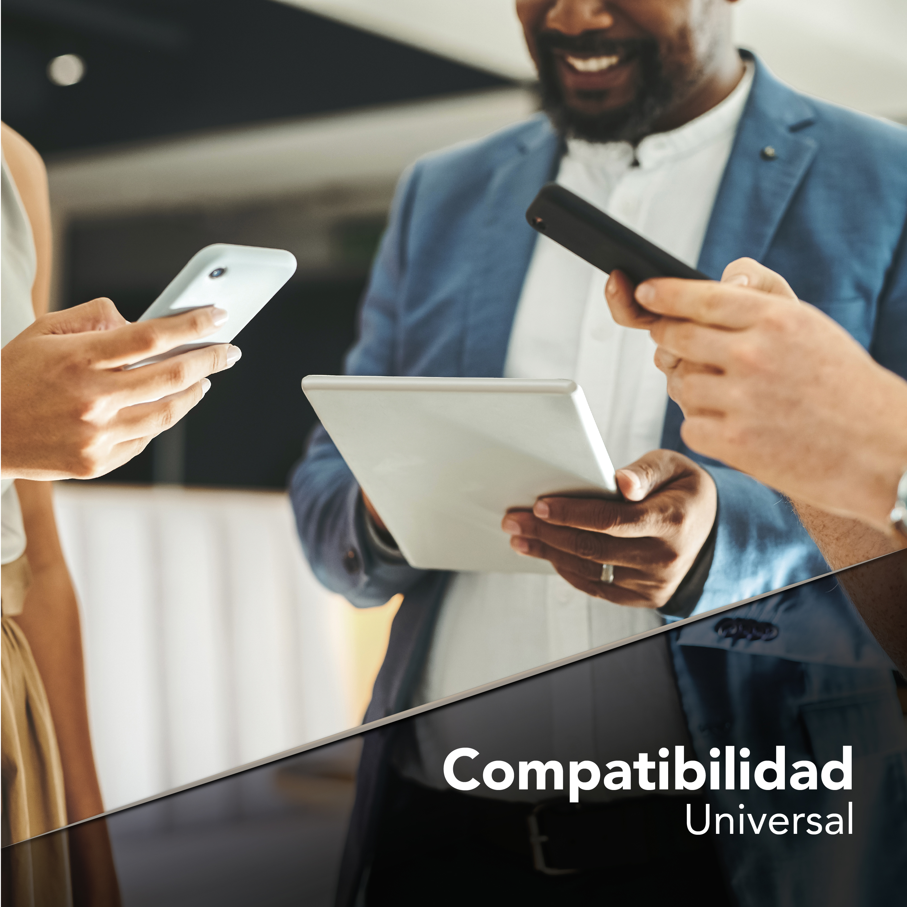 Tres personas sostienen teléfonos inteligentes y una tableta, sonriendo.