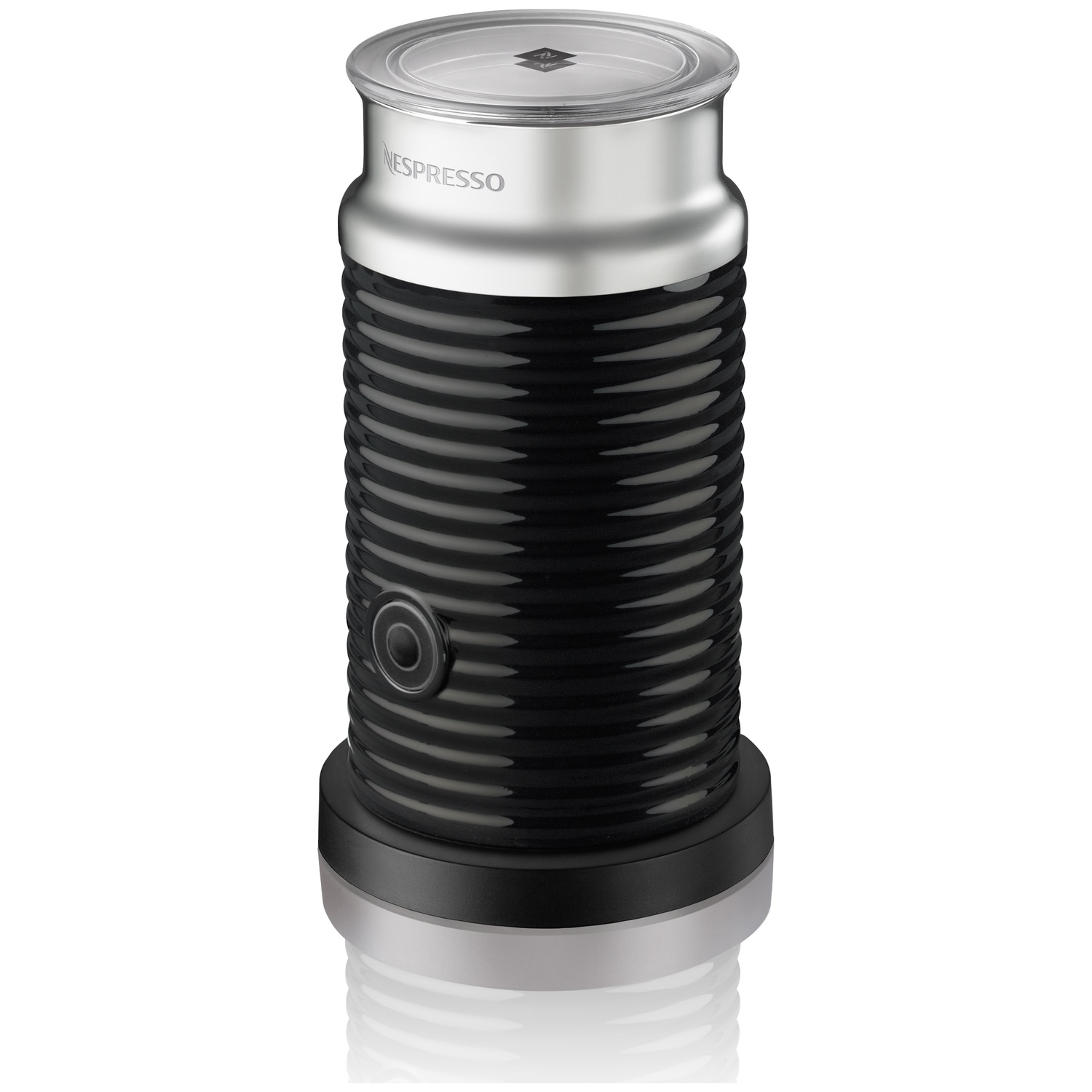 Un mousseur à lait Nespresso noir avec un couvercle argenté et un bouton.