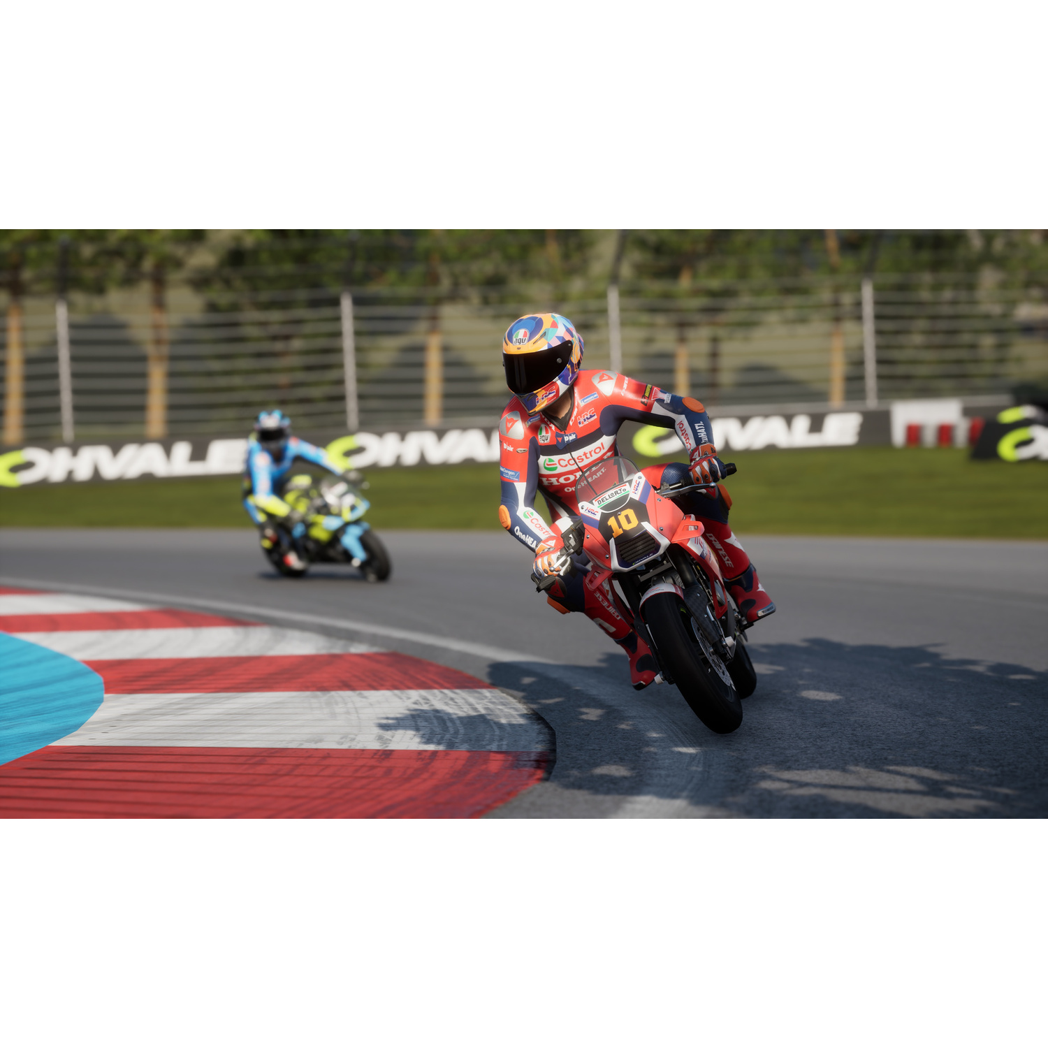 Motociclisti in rosso e blu su una pista, un altro sullo sfondo.