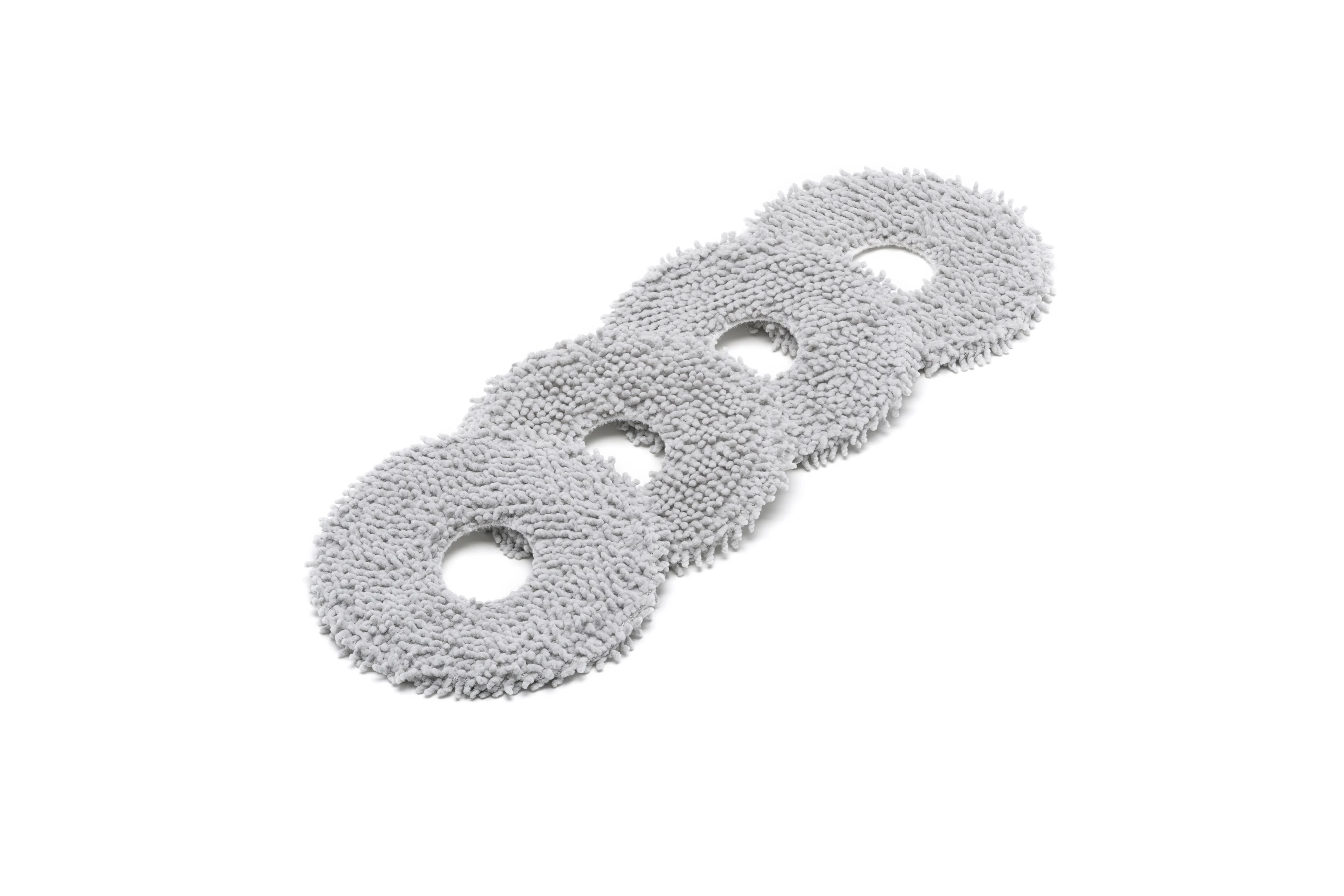 Ortasında delikler bulunan üç gri, yuvarlak mikrofiber ped yan yana duruyor.