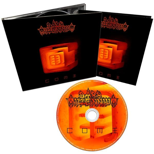 CD-Hülle mit rotglühender 3D-Grafik und Logo. Daneben eine weitere Hülle und eine CD.